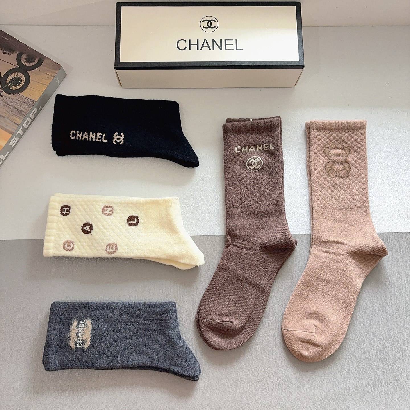 配包装（一盒5双）CHANEL 香奈儿经典长筒袜子、高版本兔绒材质 ，经典C字母图案logo，大牌出街，