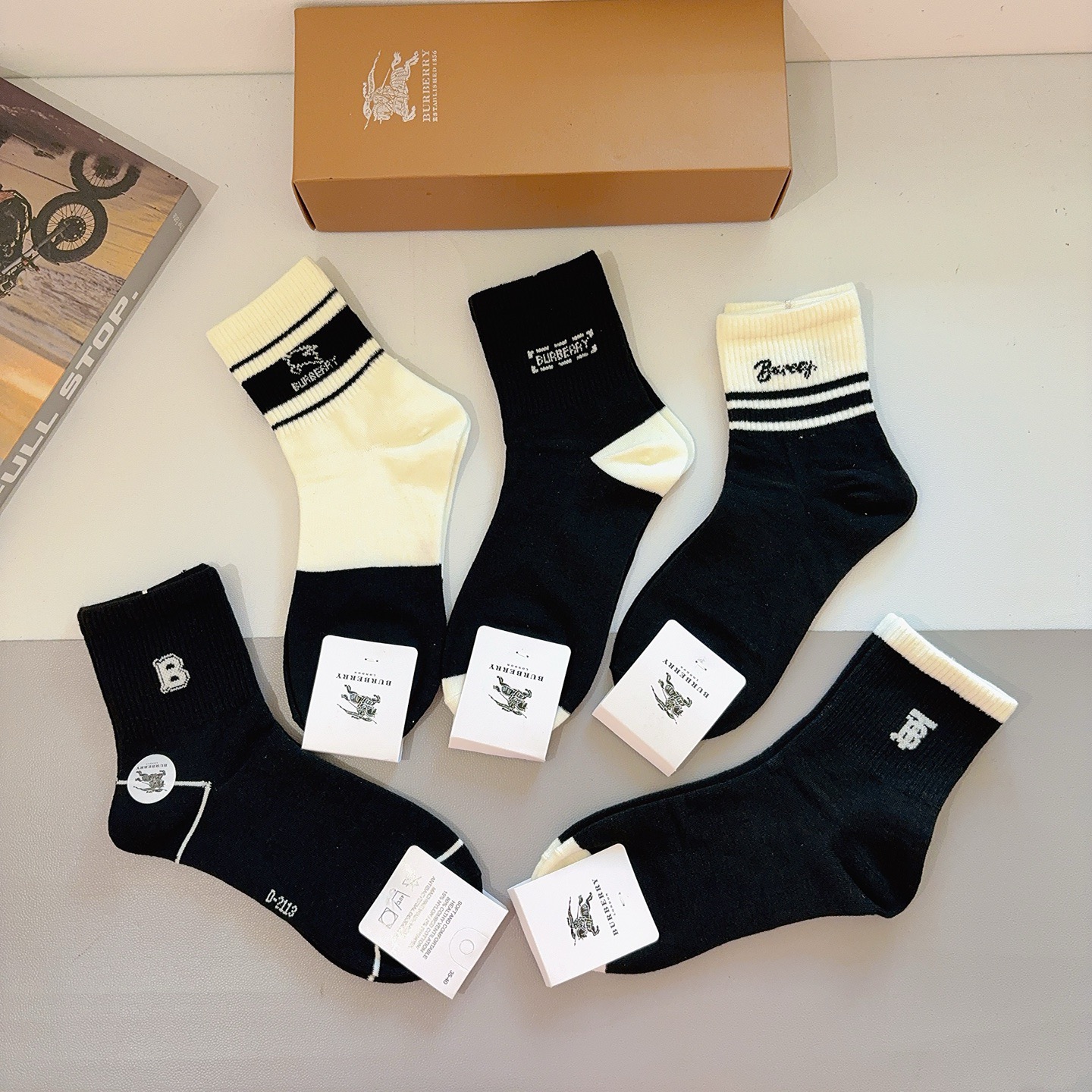 配包装（一盒5双） 🌟 BURBERRY 巴宝莉经典字母logo中筒袜子，个性时尚百搭款，！你值得拥有哦
