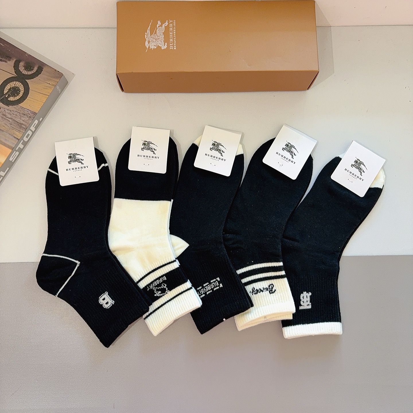 配包装（一盒5双） 🌟 BURBERRY 巴宝莉经典字母logo中筒袜子，个性时尚百搭款，！你值得拥有哦