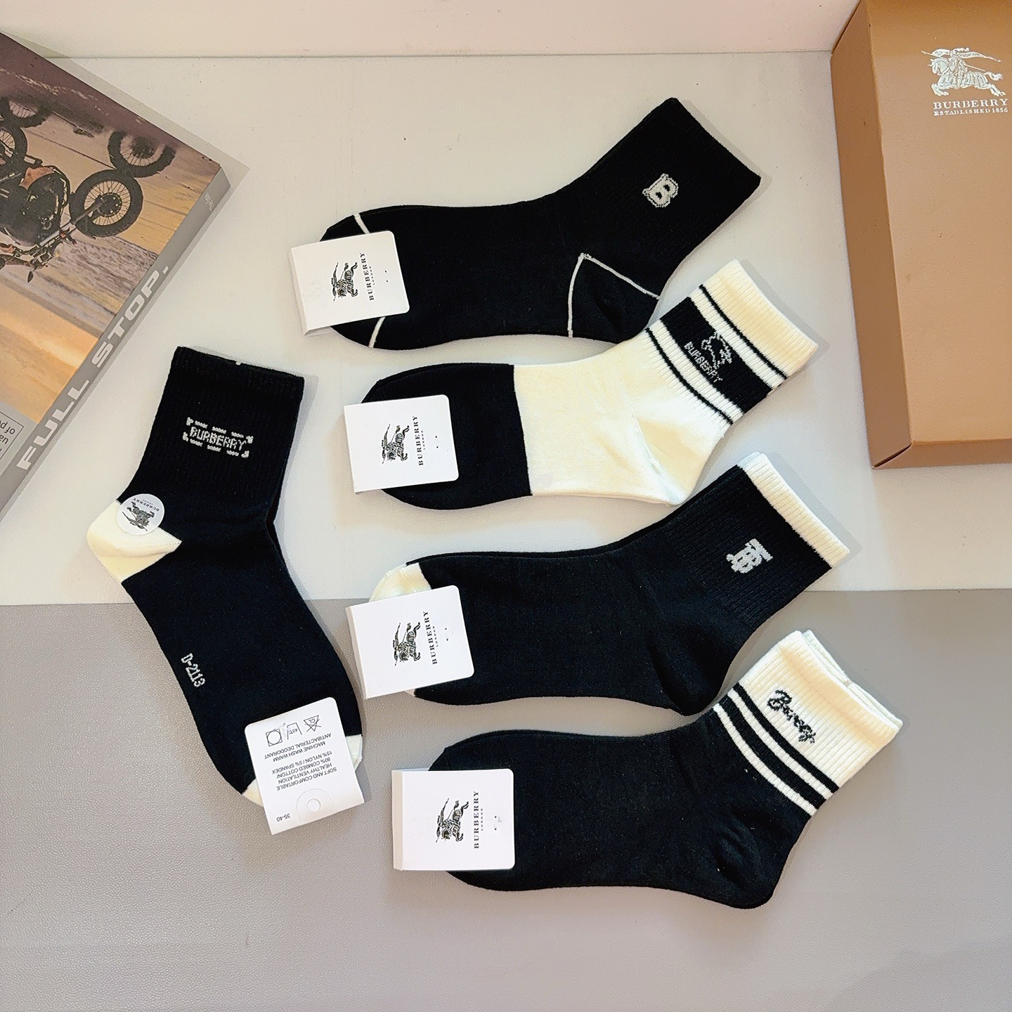 配包装（一盒5双） 🌟 BURBERRY 巴宝莉经典字母logo中筒袜子，个性时尚百搭款，！你值得拥有哦