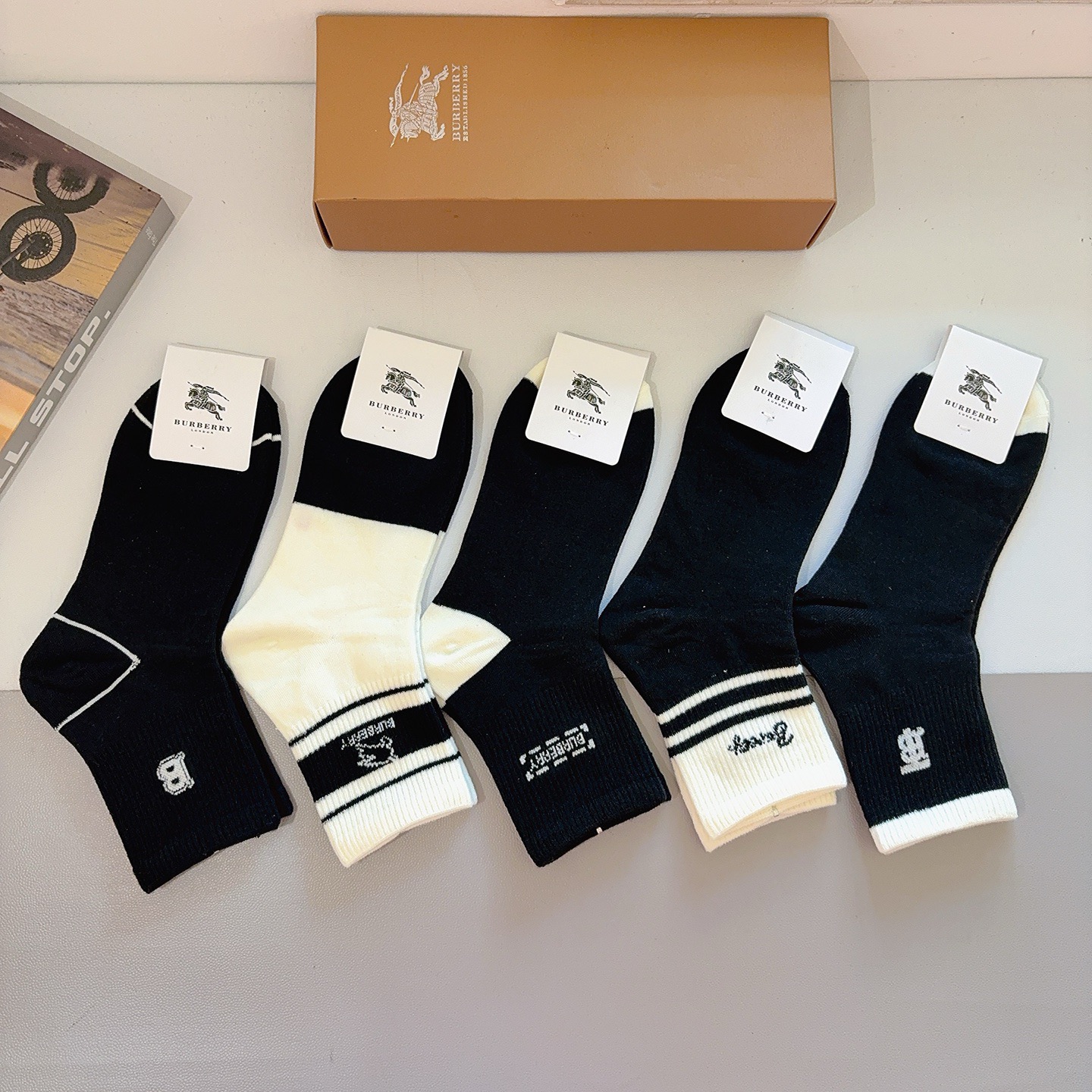 配包装（一盒5双） 🌟 BURBERRY 巴宝莉经典字母logo中筒袜子，个性时尚百搭款，！你值得拥有哦