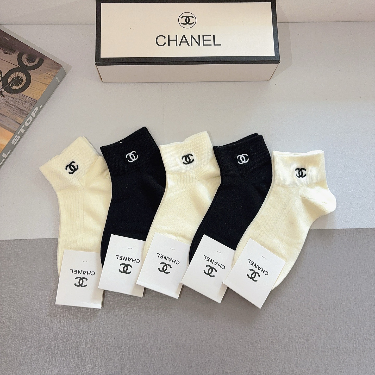 配包装（一盒5双） CHANEL 香奈儿新款刺绣纯棉袜子 经典字母logo船袜，个性时尚百搭款，！超柔软