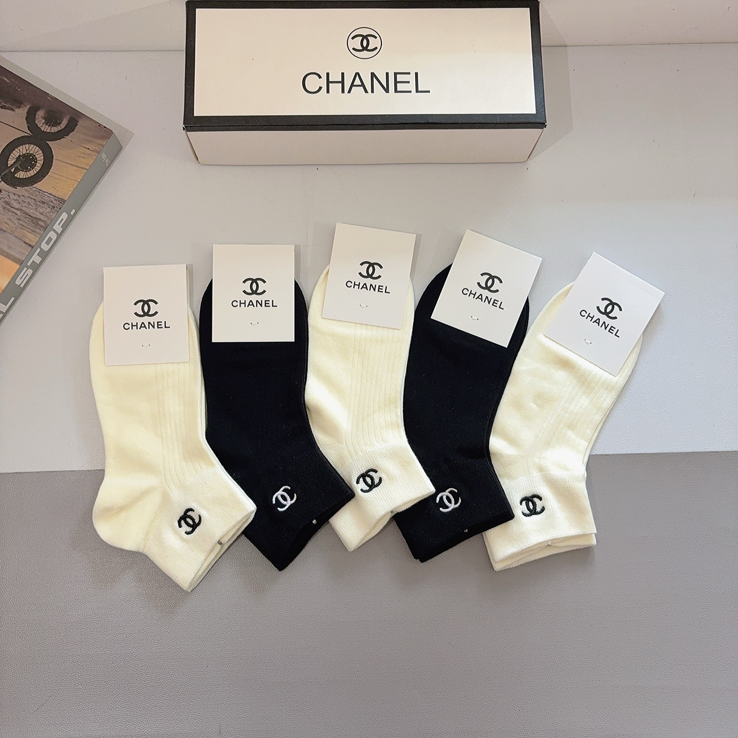 配包装（一盒5双） CHANEL 香奈儿新款刺绣纯棉袜子 经典字母logo船袜，个性时尚百搭款，！超柔软