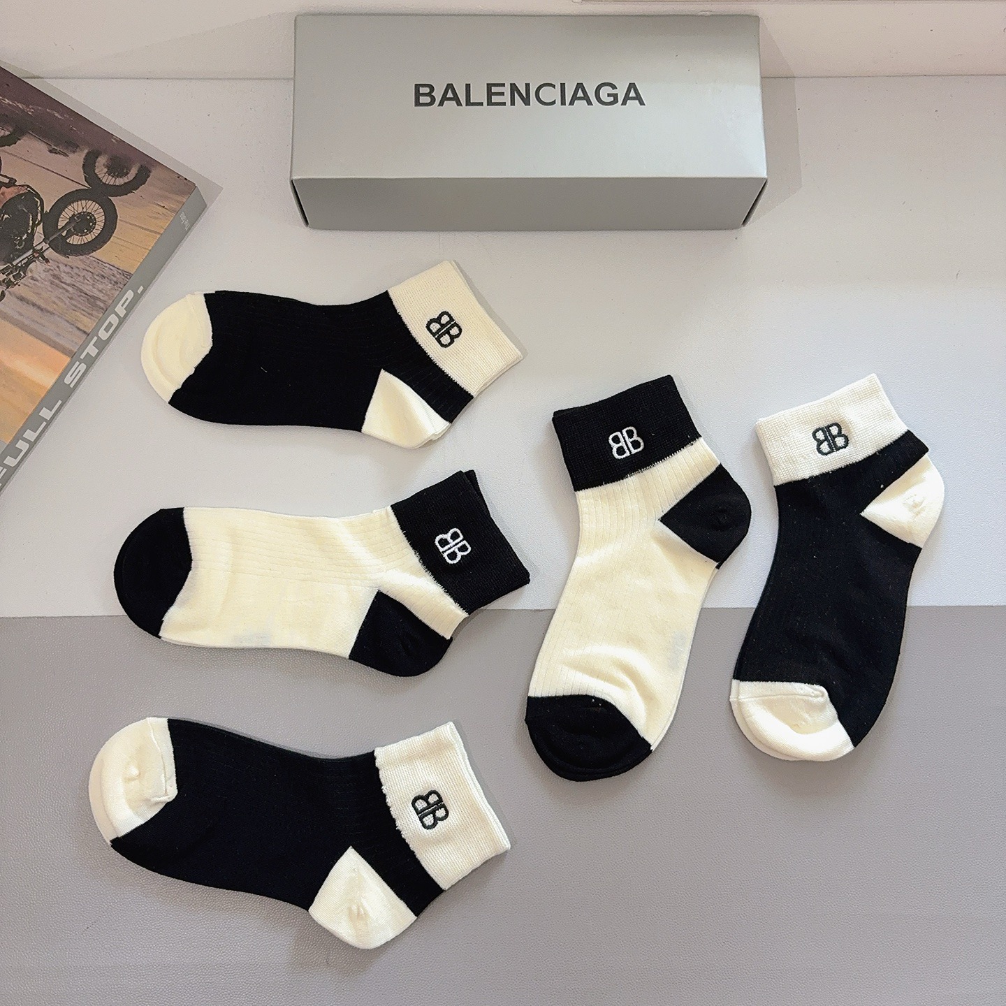 配包装（一盒5双） BALENCIAGA巴黎世家 新款刺绣纯棉袜子 经典字母logo船袜，个性时尚百搭款