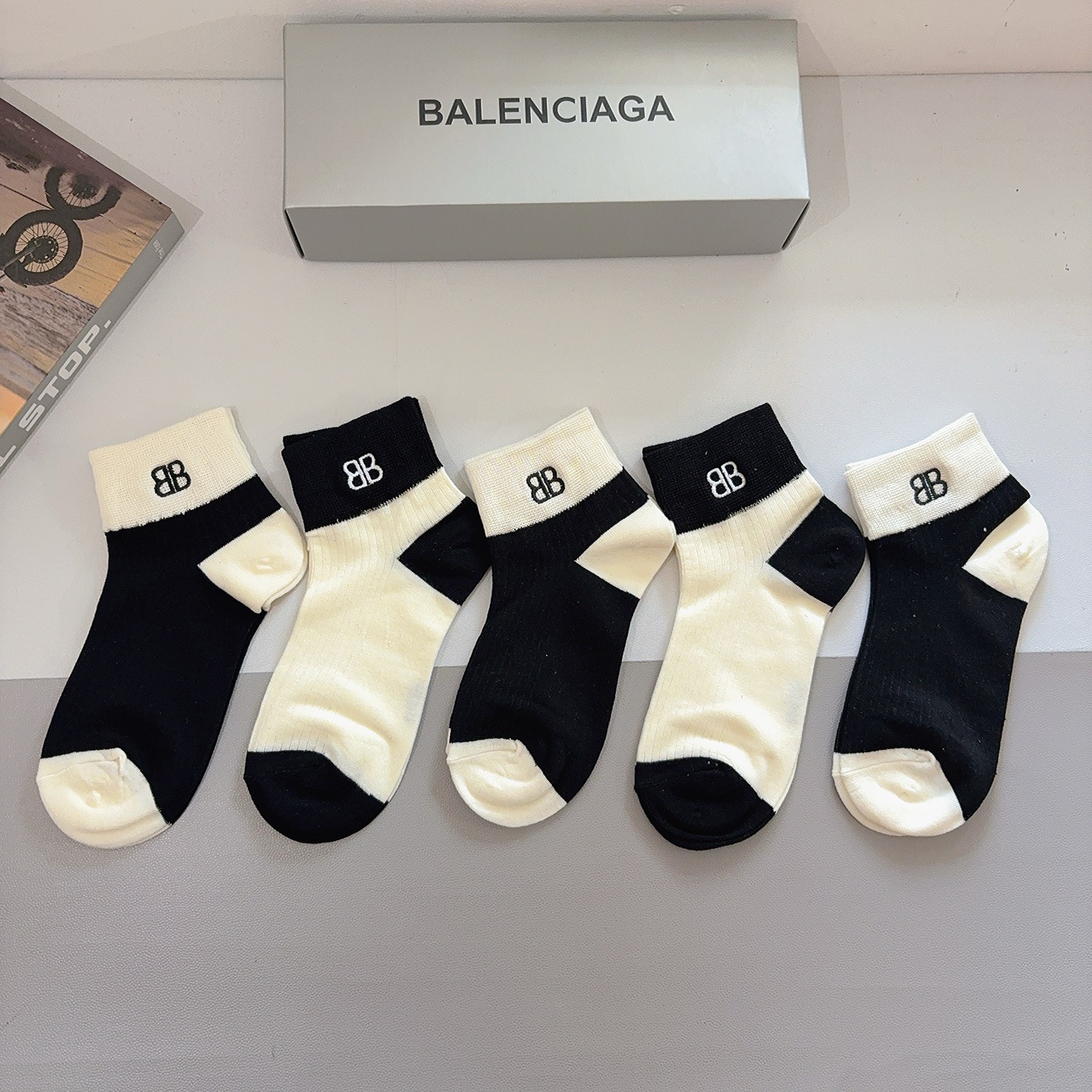 配包装（一盒5双） BALENCIAGA巴黎世家 新款刺绣纯棉袜子 经典字母logo船袜，个性时尚百搭款