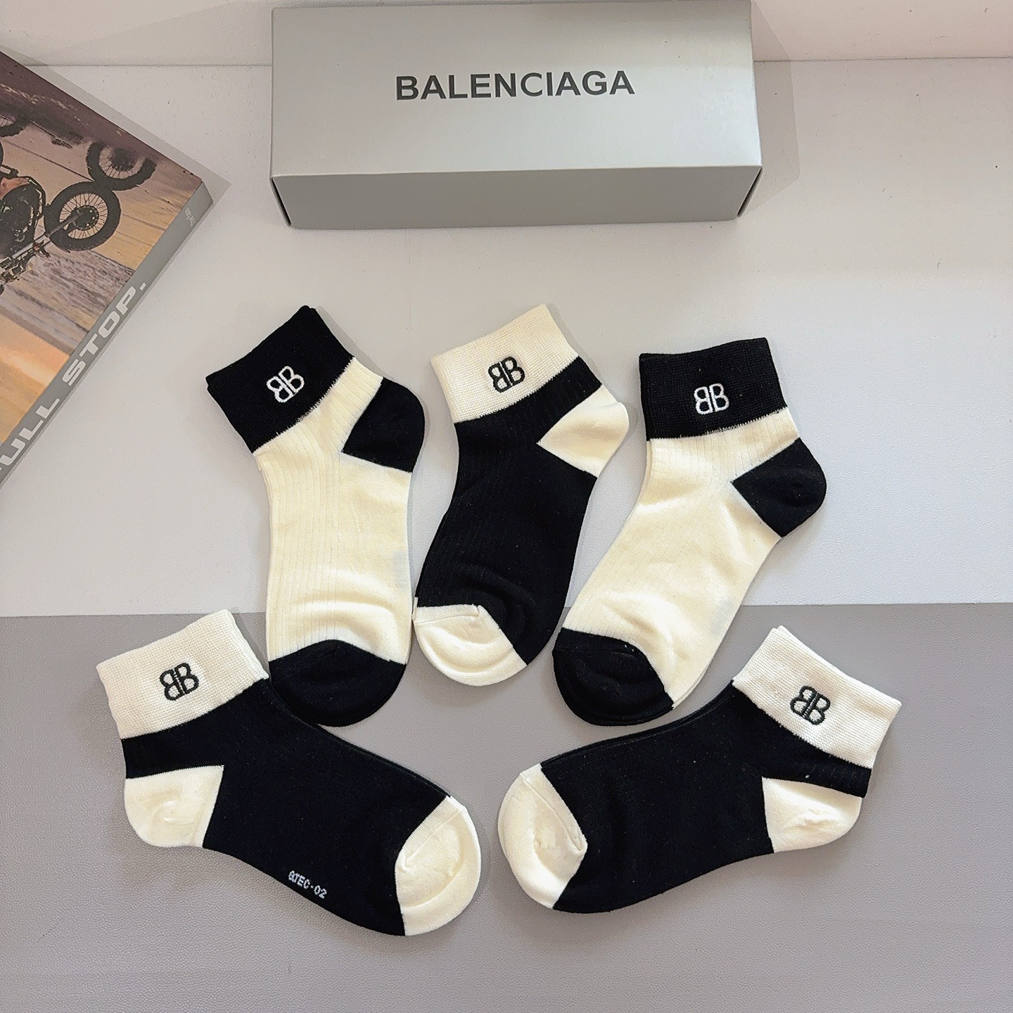 配包装（一盒5双） BALENCIAGA巴黎世家 新款刺绣纯棉袜子 经典字母logo船袜，个性时尚百搭款