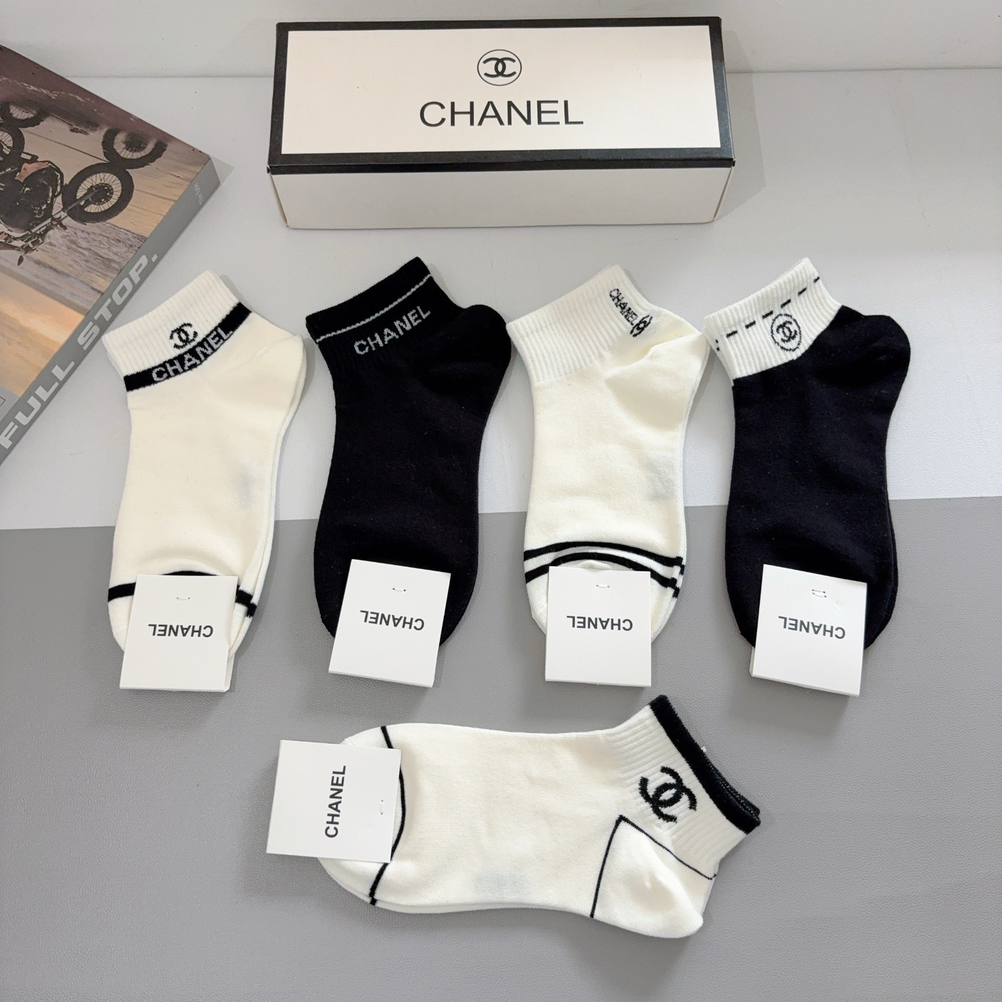 配包装（一盒5双）CHANEL 香奈儿经典中袜子❗️高版本纯棉材质柔软，秒杀市场普通货，经典的双C图案l