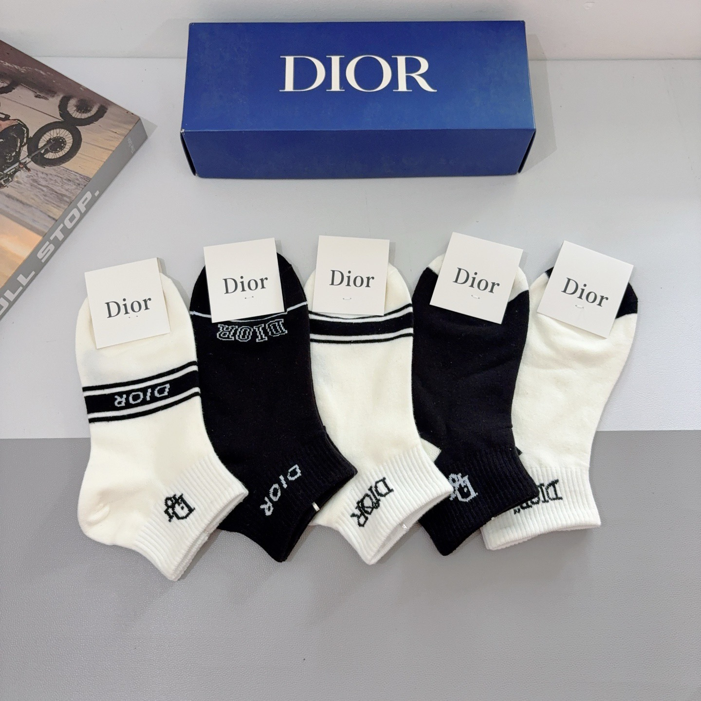 配包装（一盒5双） Dior 迪奥2025新款短筒袜子！纯棉面料，火爆Ｄ图案，专柜同步船袜袜 💛大牌出街