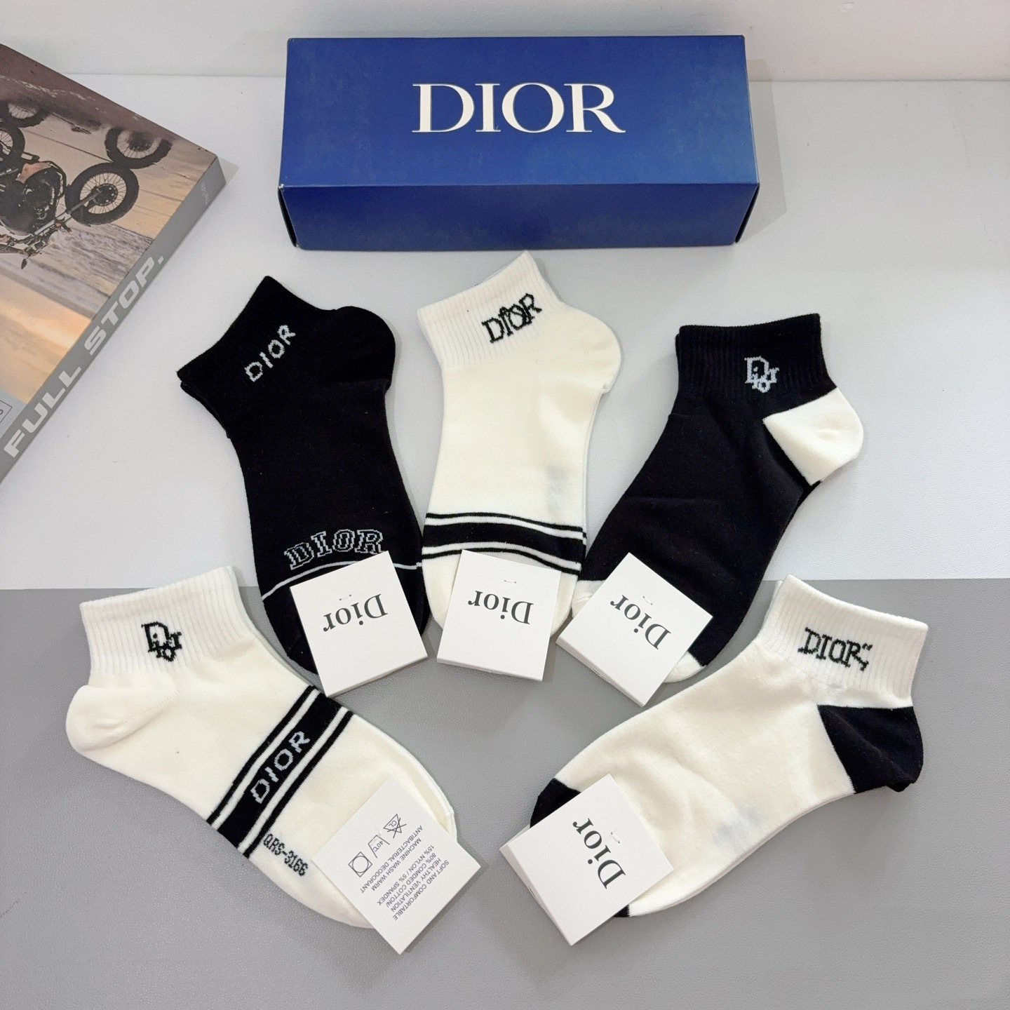 配包装（一盒5双） Dior 迪奥2025新款短筒袜子！纯棉面料，火爆Ｄ图案，专柜同步船袜袜 💛大牌出街