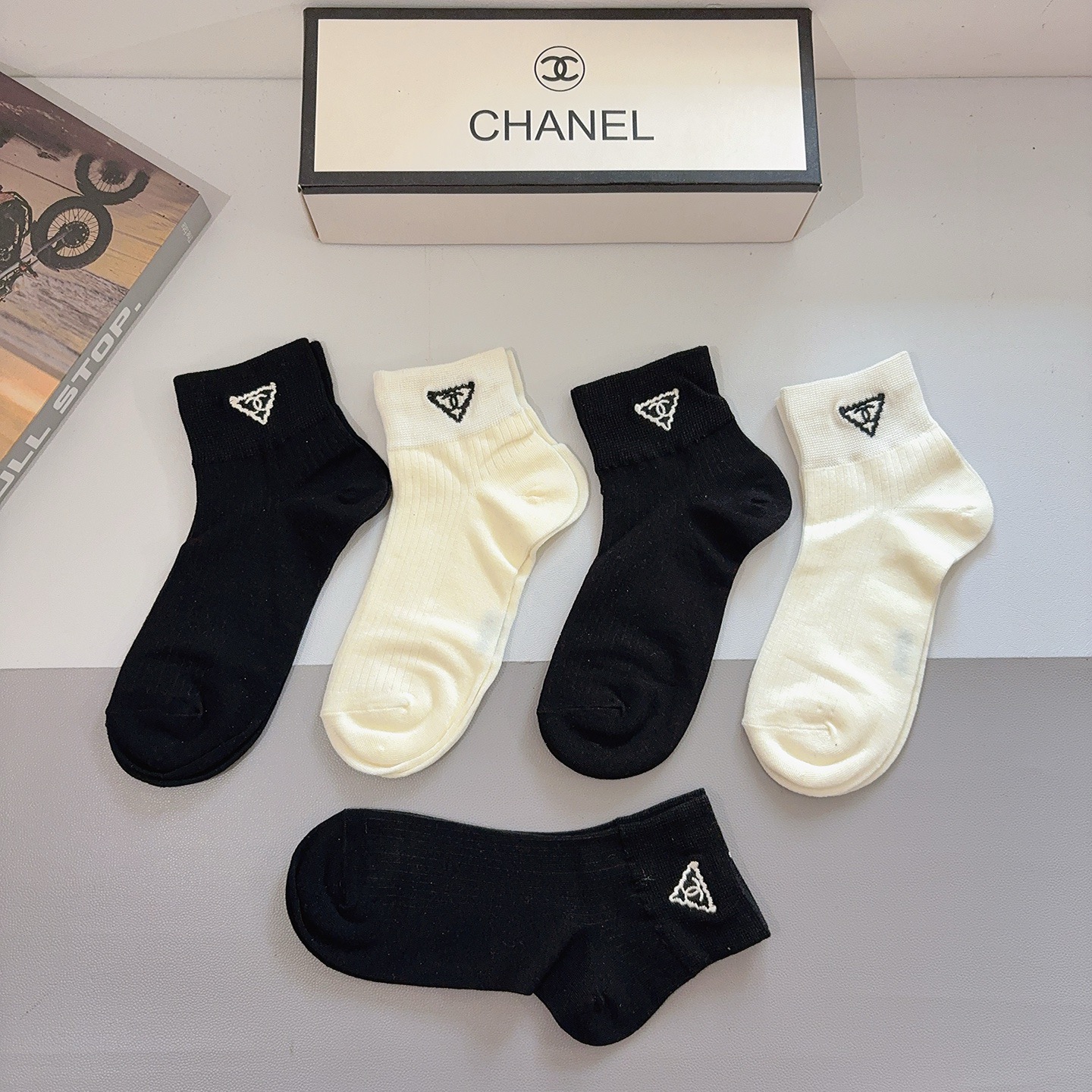 配包装（一盒5双） CHANEL 香奈儿新款刺绣纯棉袜子 经典字母logo船袜，个性时尚百搭款，！超柔软