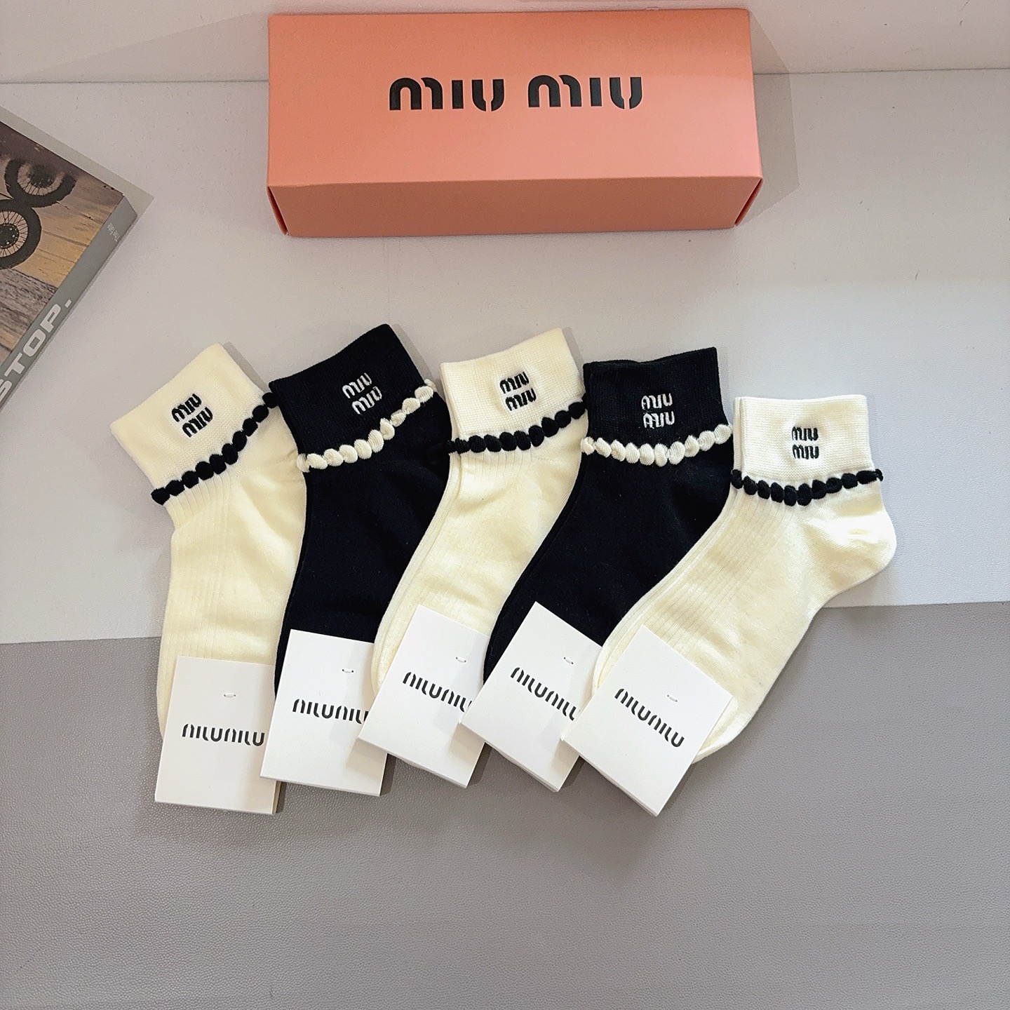 NO:618827,Comes with packaging (5 pairs in a box) miumiu Miu Miu’s new embroidered cotton socks, classic letter logo boat socks, personalized, fashionable and versatile!  Super soft material, comfortable and breathable, fashionable and versatile socks, stockings, socks, miumiu, socks19860909配包装（一盒5双） miumiu 缪缪新款刺绣纯棉袜子 经典字母logo船袜,个性时尚百搭款,！超柔软材质,舒适透气,时尚百搭款 袜子,丝袜,袜子,miumiu,socks,accessory