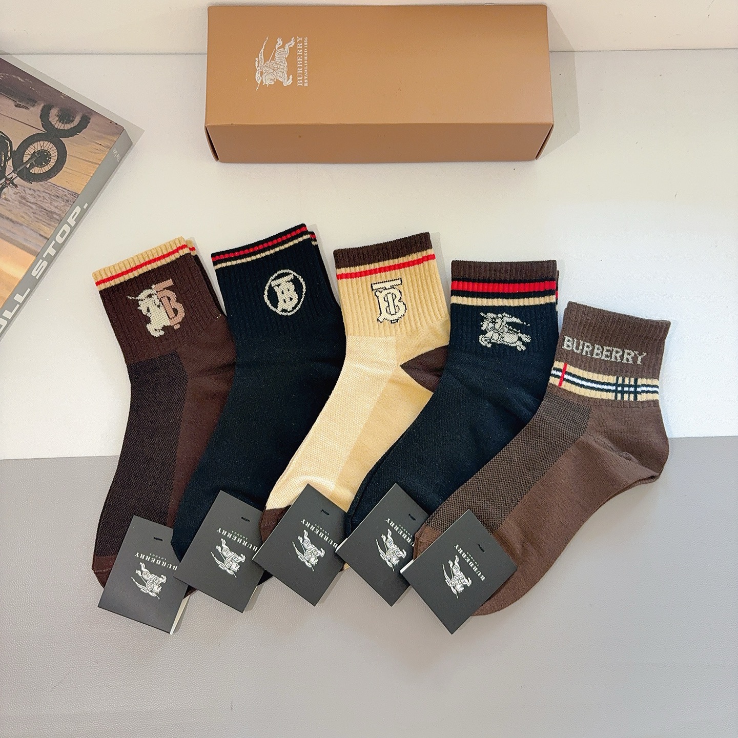 NO:618813,Comes with packaging (5 pairs in a box) Burberry Super popular men's mid-calf socks, pure cotton fabric, a must-have for fashionistas, personalized, fashionable and versatile!  You deserve it! Super soft material, comfortable and breathable!  socks, stockings, socks, burberry, burberry, socks19860909配包装（一盒5双） Burberry 巴宝莉 超火爆男款中筒袜子、纯棉面料,潮人必备款,个性时尚百搭款,！你值得拥有哦超柔软材质,舒适透气！袜子,丝袜,袜子,burberry,burberry,socks,accessory