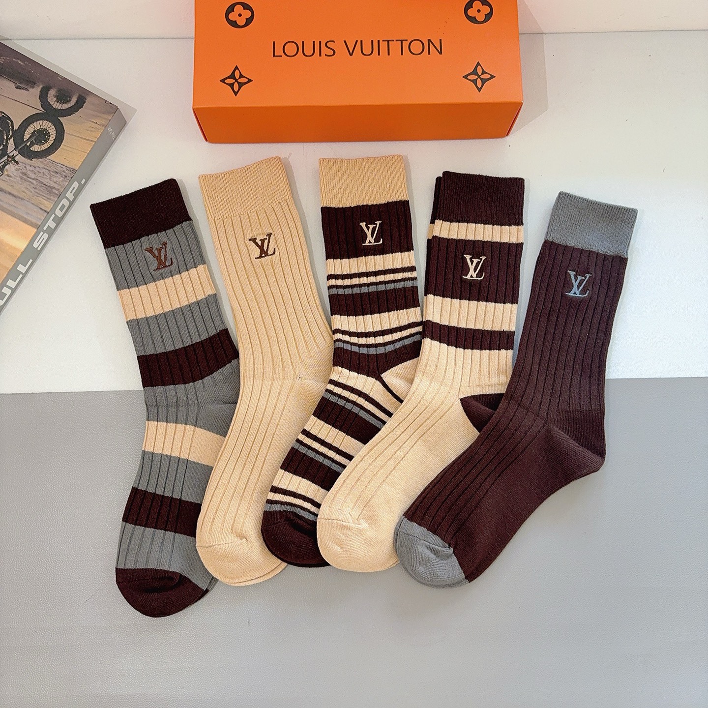 NO:618823,Comes with packaging [five pairs in one box] LV Louis Vuitton European and American big-name double-needle embroidered stockings, a must-have counter purchase for fashionistas, high-quality stockings, super versatile socks, stockings, socks, louis vuitton, louis vuitton, socks19860909配包装【一盒五双】 LV 路易威登 欧美大牌双针刺绣长筒袜潮人必不能少的专柜代购品质长筒袜子 ,超级百搭款袜子,丝袜,袜子,louis vuitton,louis vuitton,socks,accessory