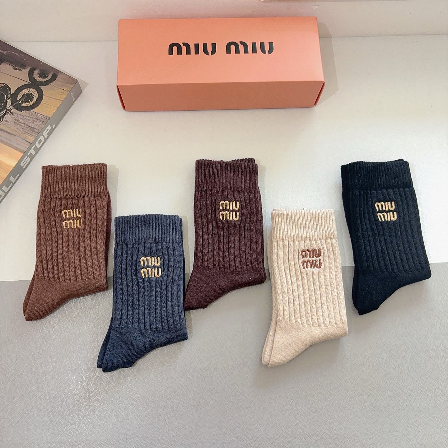 配包装【一盒5双】miumiu （缪缪）高版本刺绣羊绒长筒袜子🔥潮人必不可少的时尚专柜代购长筒袜子 ，超