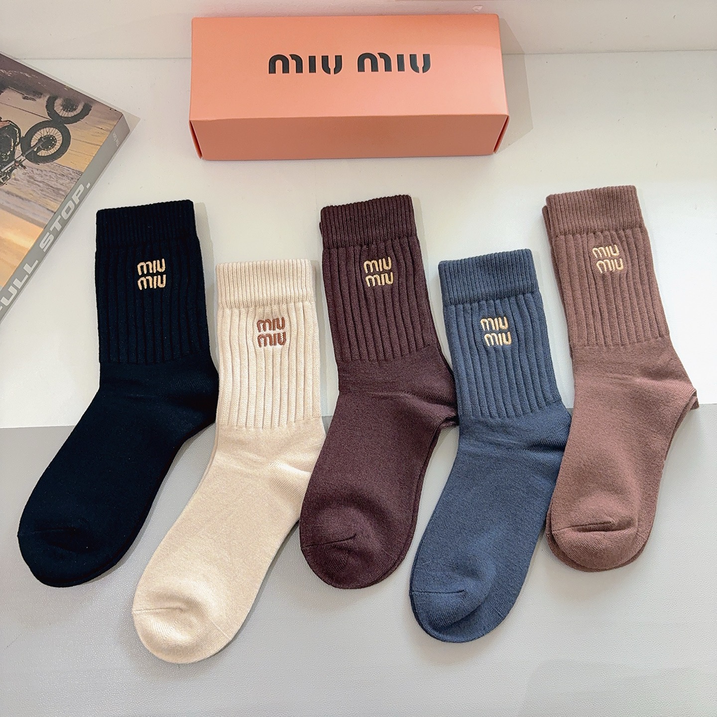 配包装【一盒5双】miumiu （缪缪）高版本刺绣羊绒长筒袜子🔥潮人必不可少的时尚专柜代购长筒袜子 ，超