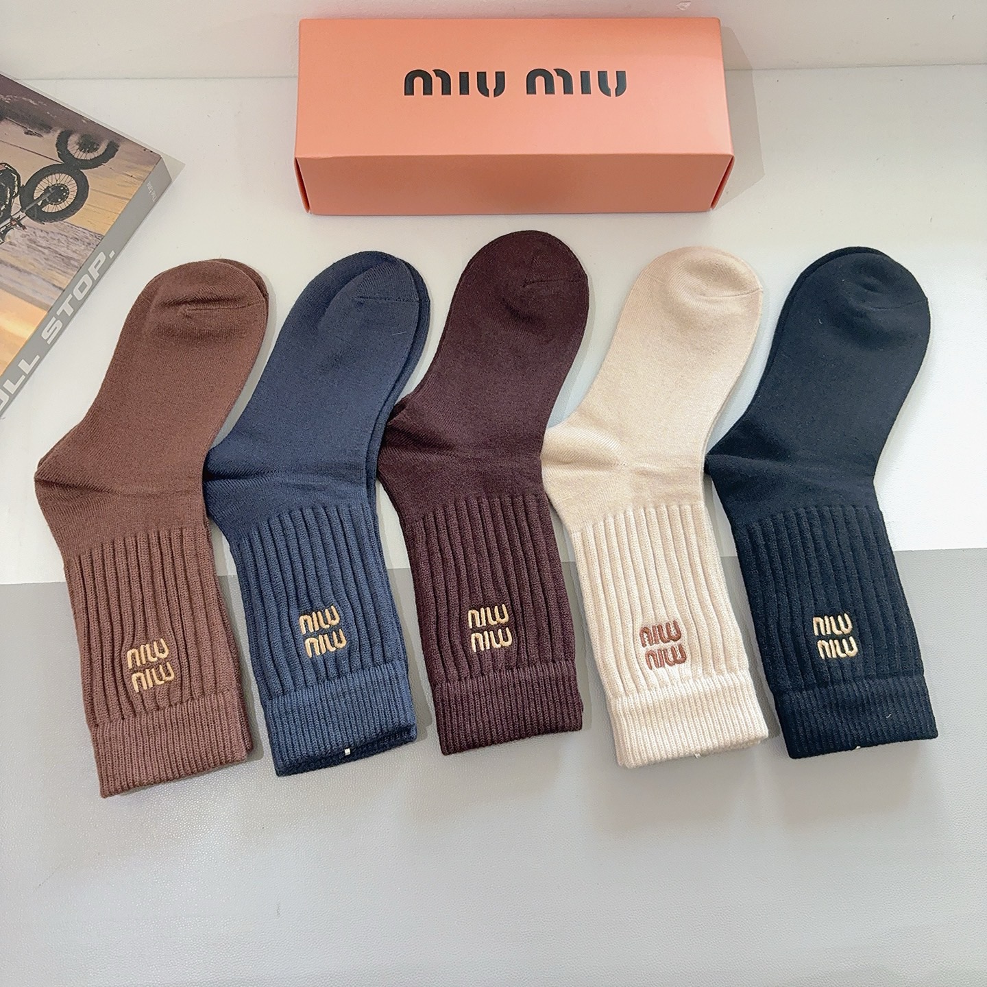 配包装【一盒5双】miumiu （缪缪）高版本刺绣羊绒长筒袜子🔥潮人必不可少的时尚专柜代购长筒袜子 ，超