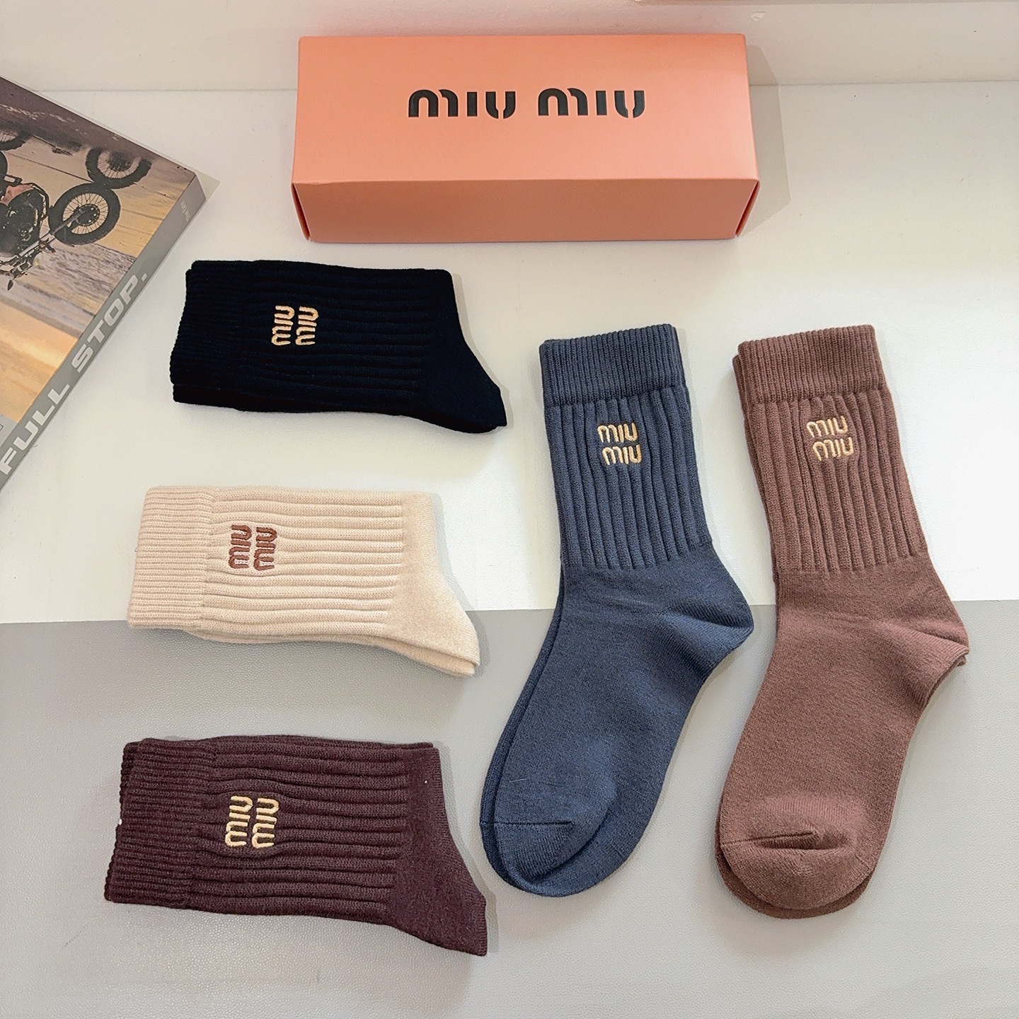 配包装【一盒5双】miumiu （缪缪）高版本刺绣羊绒长筒袜子🔥潮人必不可少的时尚专柜代购长筒袜子 ，超