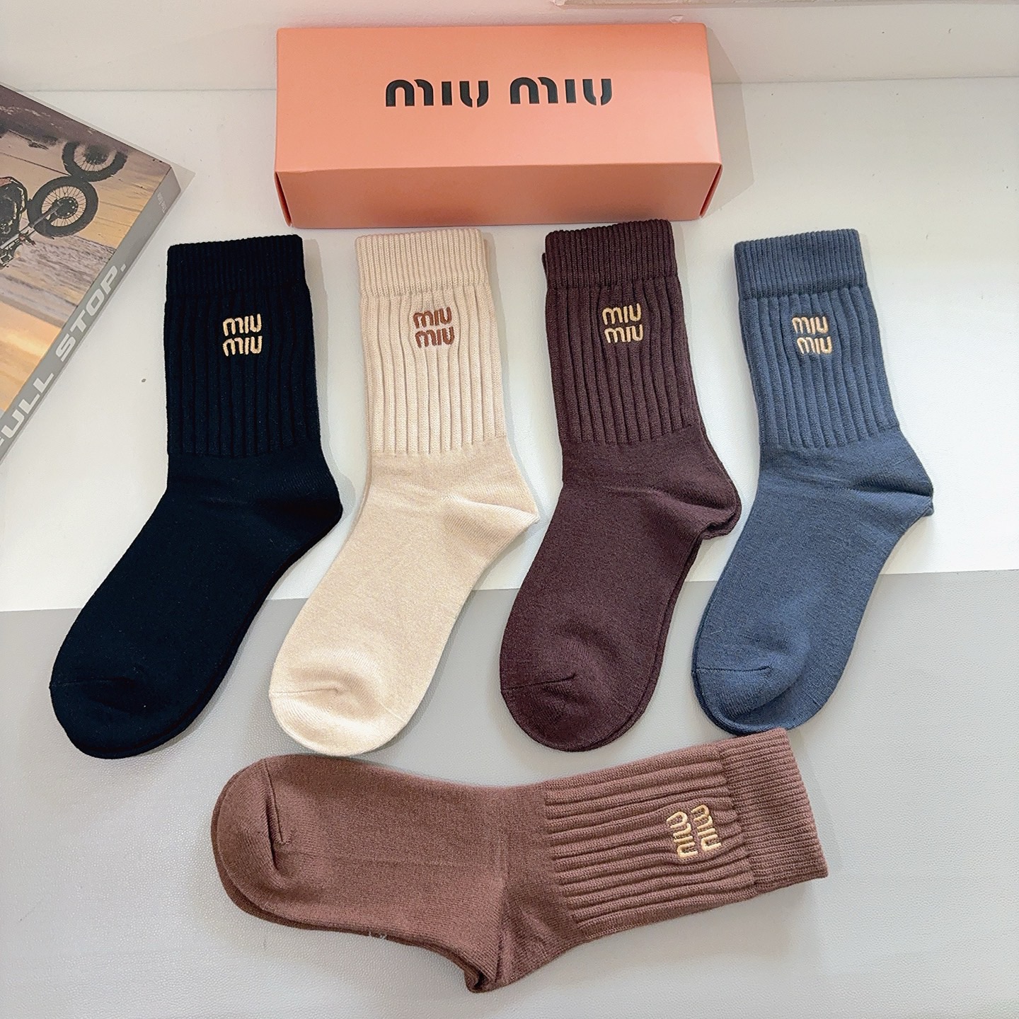 配包装【一盒5双】miumiu （缪缪）高版本刺绣羊绒长筒袜子🔥潮人必不可少的时尚专柜代购长筒袜子 ，超