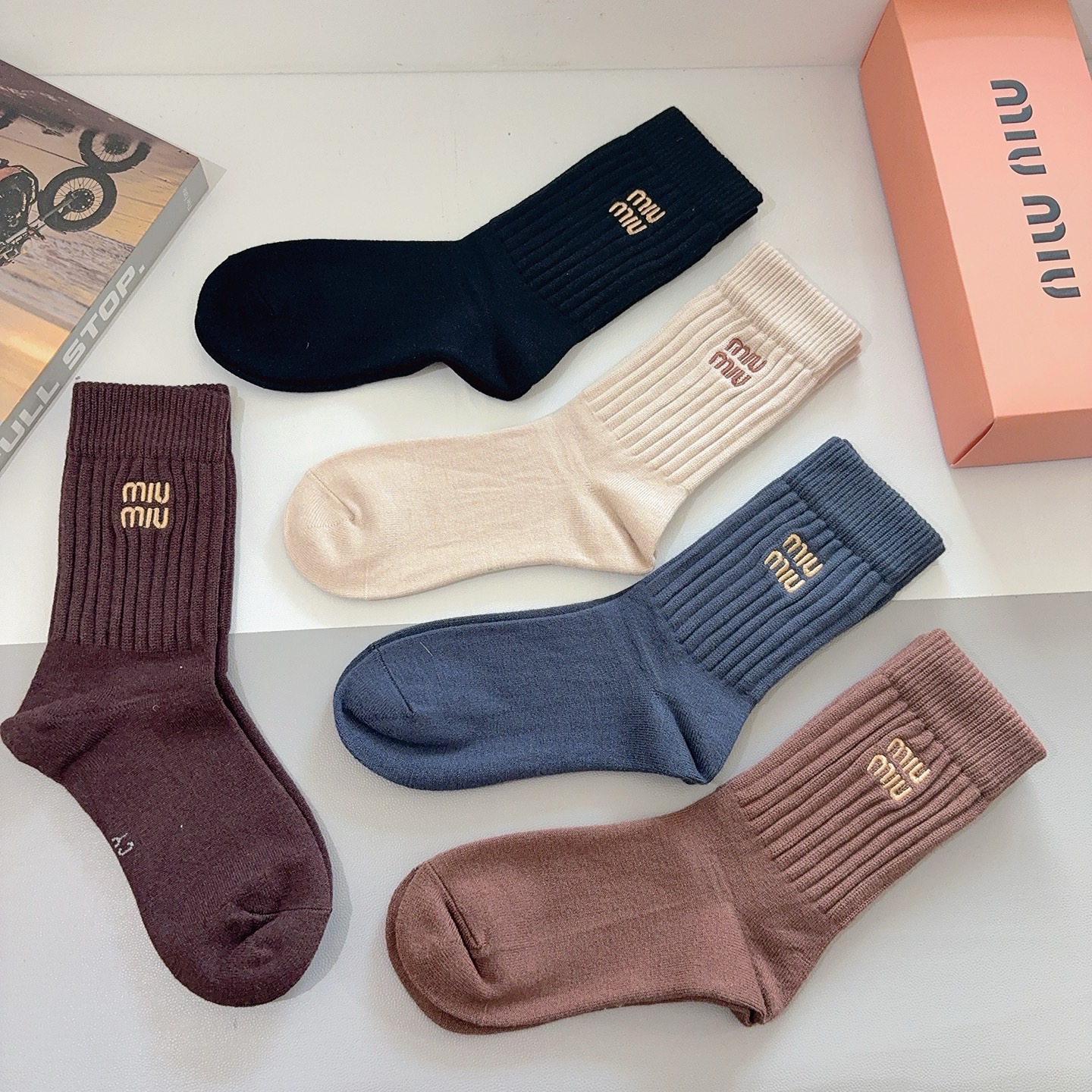 配包装【一盒5双】miumiu （缪缪）高版本刺绣羊绒长筒袜子🔥潮人必不可少的时尚专柜代购长筒袜子 ，超