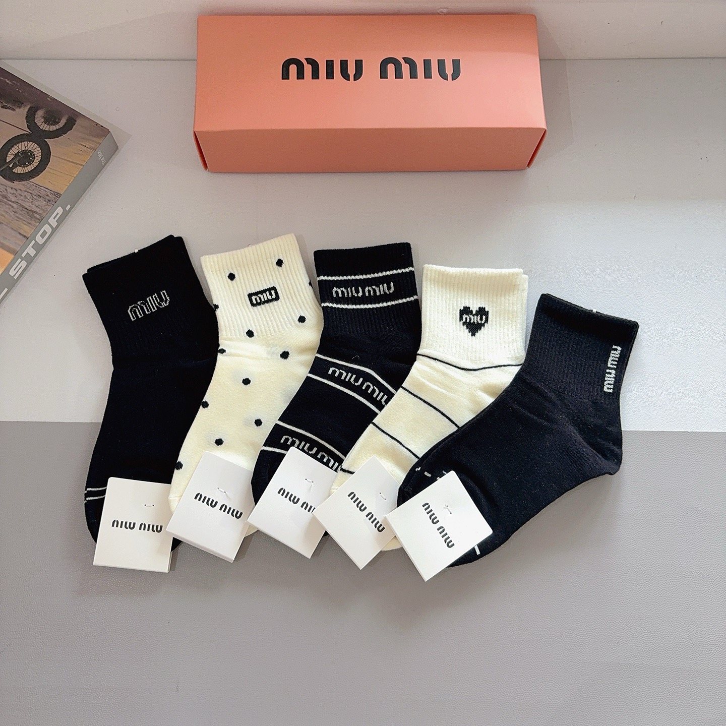 NO:618847,Comes with packaging [5 pairs in a box] miumiu · Miumiu High-quality super popular mid-calf socks recommended by ins stars and internet celebrities. Made of pure cotton, light, soft and breathable, suitable for all seasons, a must-have for the streets of Europe and the United States. Socks, stockings, socks, miumiu, socks19860909配包装【一盒5双】 miumiu · 缪缪 高品质超级爆款网红中筒袜子ins明星网红推荐火爆至极纯棉材质,轻薄柔软透气,四季通用,欧美大牌街头必备 袜子,丝袜,袜子,miumiu,socks,accessory