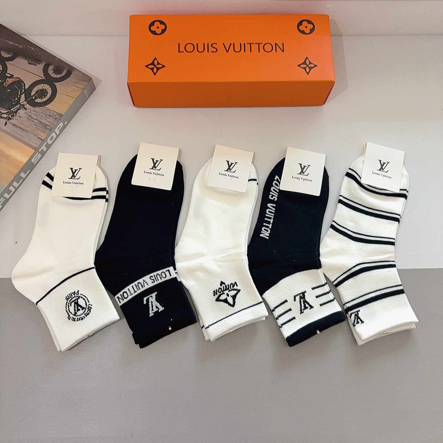 配包装（一盒5双） 🌟 LV 路易威登袜子 超火爆小单品，经典字母logo中筒袜，个性时尚百搭款，你值得