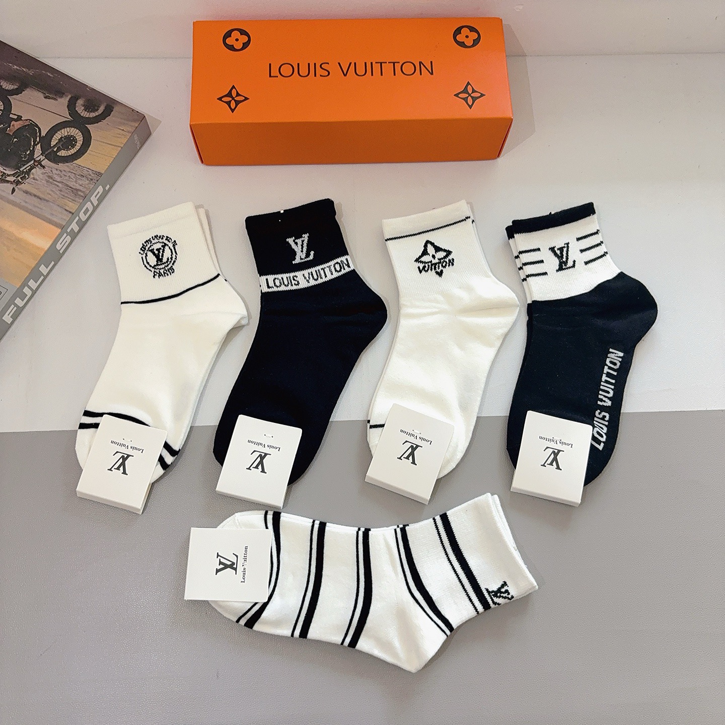 配包装（一盒5双） 🌟 LV 路易威登袜子 超火爆小单品，经典字母logo中筒袜，个性时尚百搭款，你值得