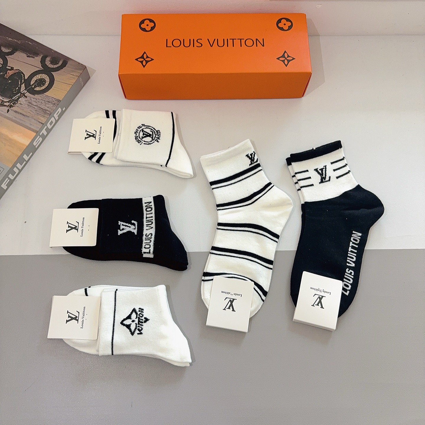 配包装（一盒5双） 🌟 LV 路易威登袜子 超火爆小单品，经典字母logo中筒袜，个性时尚百搭款，你值得