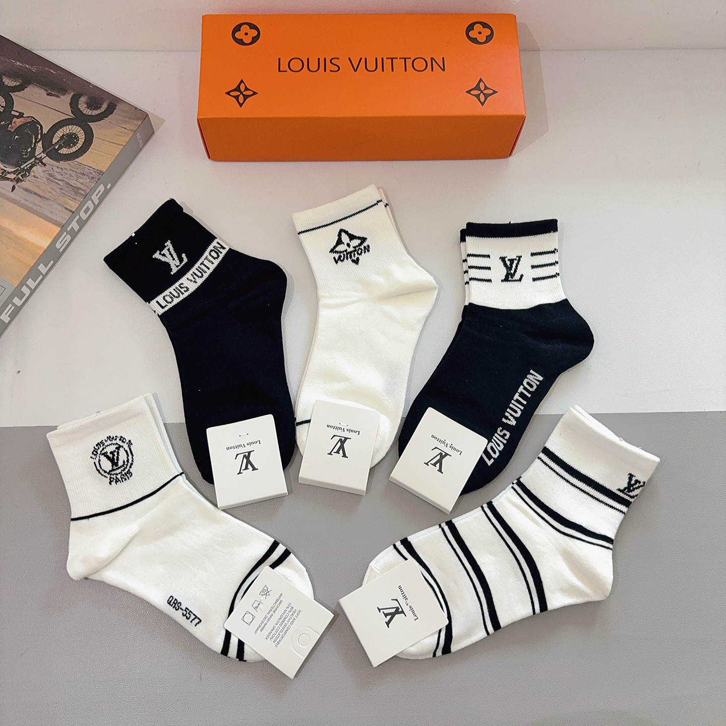 配包装（一盒5双） 🌟 LV 路易威登袜子 超火爆小单品，经典字母logo中筒袜，个性时尚百搭款，你值得