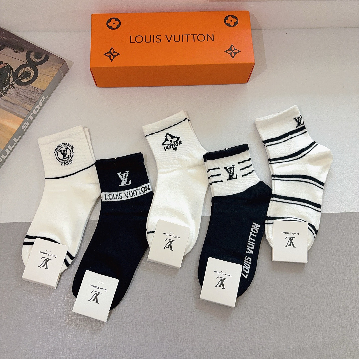 配包装（一盒5双） 🌟 LV 路易威登袜子 超火爆小单品，经典字母logo中筒袜，个性时尚百搭款，你值得