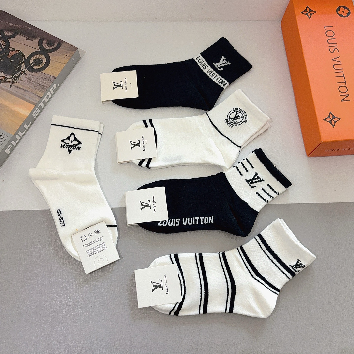配包装（一盒5双） 🌟 LV 路易威登袜子 超火爆小单品，经典字母logo中筒袜，个性时尚百搭款，你值得