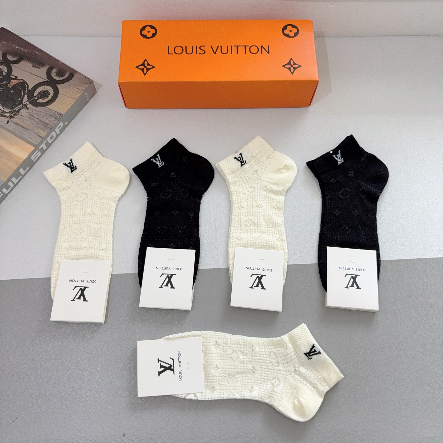 配包装（一盒5双） 🌟 LV 路易威登 超火爆小单品，竹棉面料，潮人必备 爆款，经典字母logo短筒袜，
