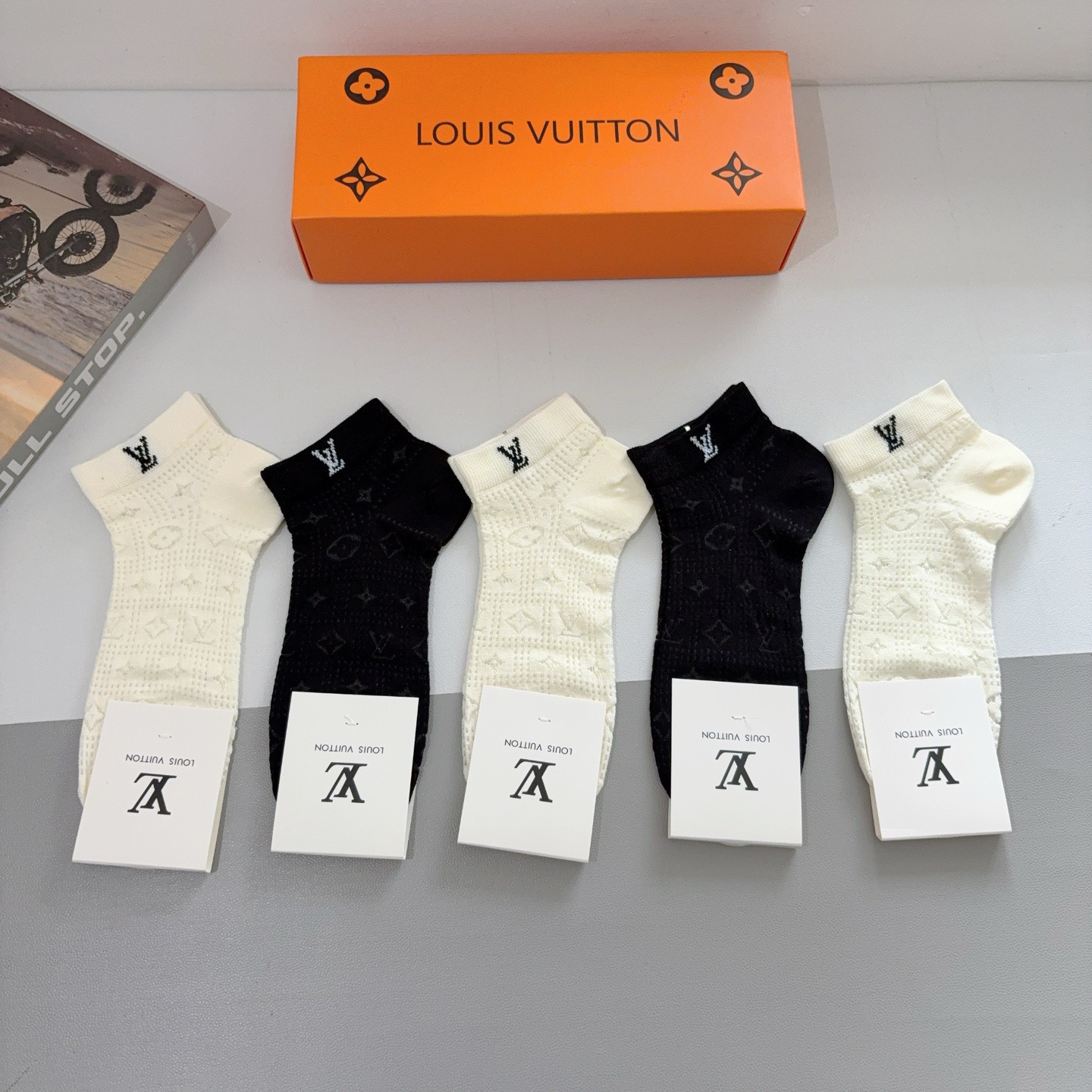 配包装（一盒5双） 🌟 LV 路易威登 超火爆小单品，竹棉面料，潮人必备 爆款，经典字母logo短筒袜，