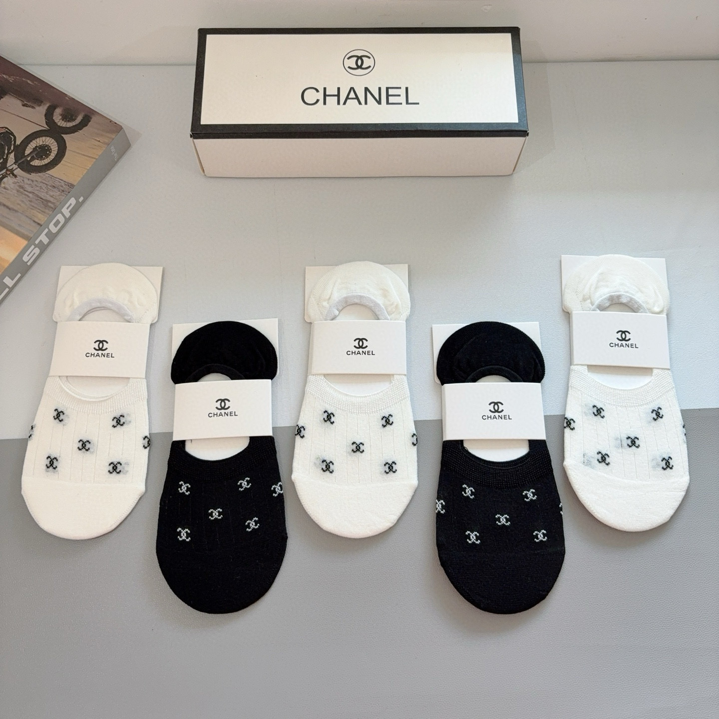 配包装（一盒5双）CHANEL 香奈儿经典袜子❗️高版本竹棉材质柔软，秒杀市场普通货，经典的双C图案lo