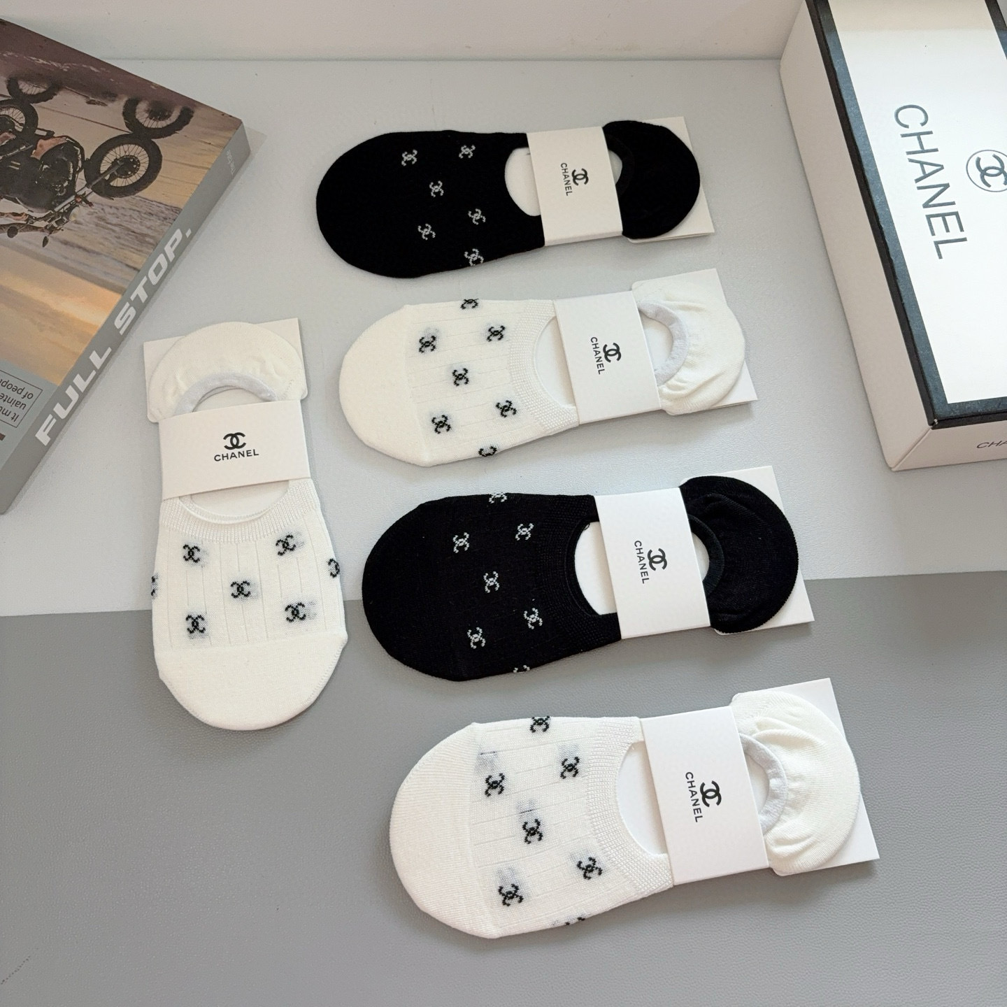 配包装（一盒5双）CHANEL 香奈儿经典袜子❗️高版本竹棉材质柔软，秒杀市场普通货，经典的双C图案lo