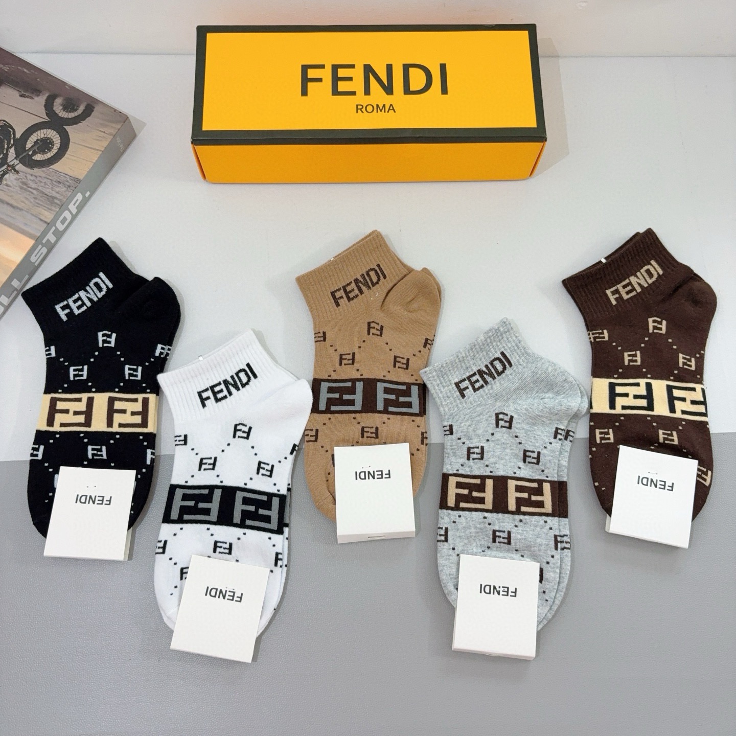 配包装（一盒5双）FENDI 芬迪 字母双Ｆ爆款中筒袜，纯棉面料， 专柜同款 💓纯棉面料，实用好穿 柔软