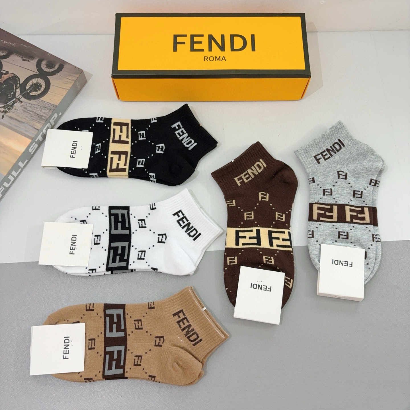 配包装（一盒5双）FENDI 芬迪 字母双Ｆ爆款中筒袜，纯棉面料， 专柜同款 💓纯棉面料，实用好穿 柔软