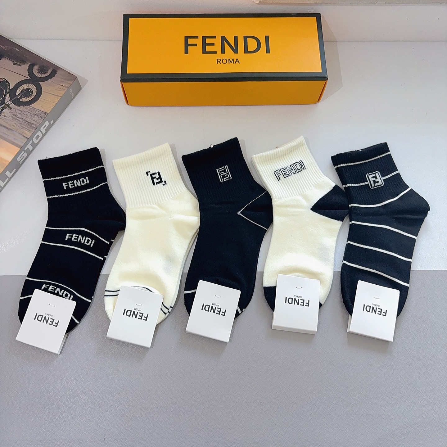 配包装（一盒5双）FENDI 芬迪 字母双Ｆ爆款中筒袜，纯棉面料， 专柜同款 💓纯棉面料，实用好穿 柔软
