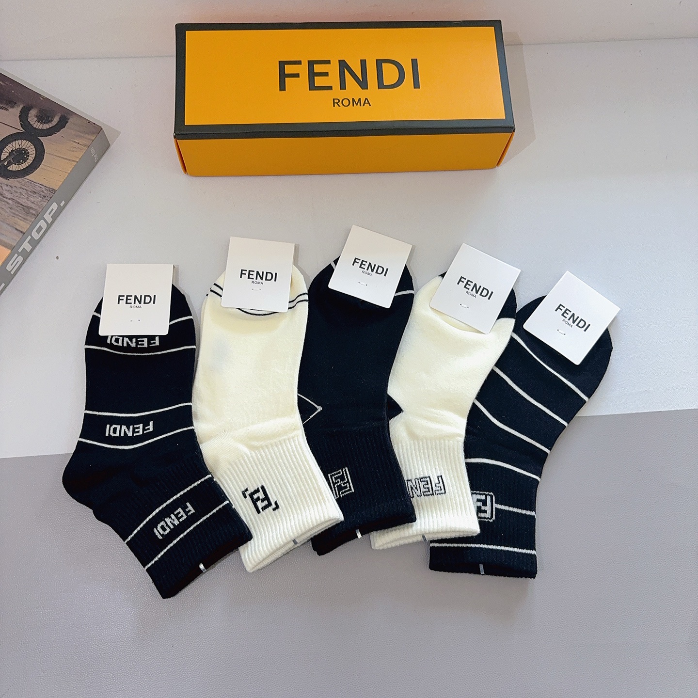 配包装（一盒5双）FENDI 芬迪 字母双Ｆ爆款中筒袜，纯棉面料， 专柜同款 💓纯棉面料，实用好穿 柔软