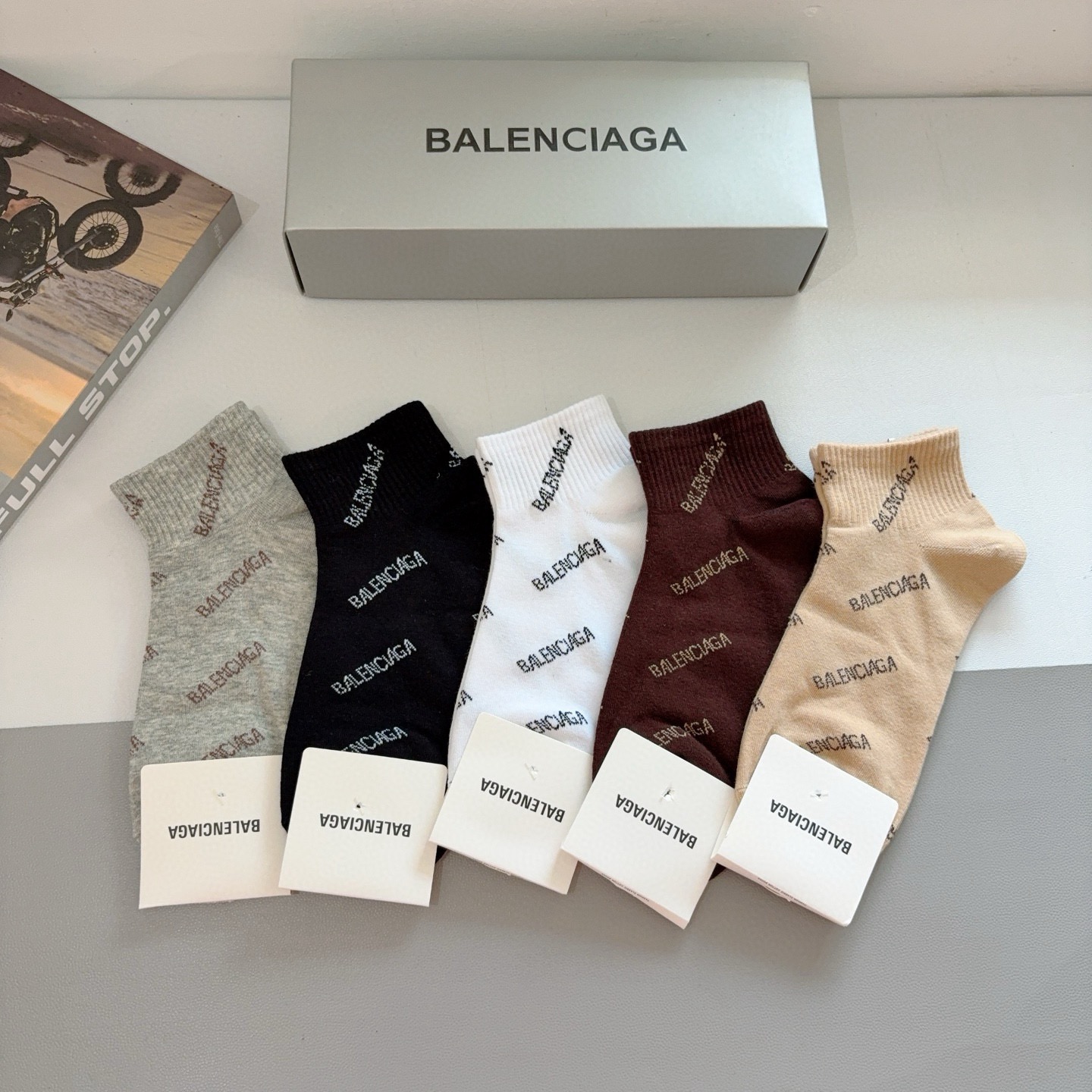 NO:618873,Comes with packaging [5 pairs in a box] BALENCIAGA new short socks, a must-have for fashionistas, super fashionable and versatile!  socks, stockings, socks, balenciaga, balenciaga, socks19860909配包装【一盒5双】 BALENCIAGA 巴黎世家 新款短筒袜子潮人必不可少的时尚专柜代购袜子 ,超级时尚潮流百搭款！袜子,丝袜,袜子,balenciaga,balenciaga,socks,accessory