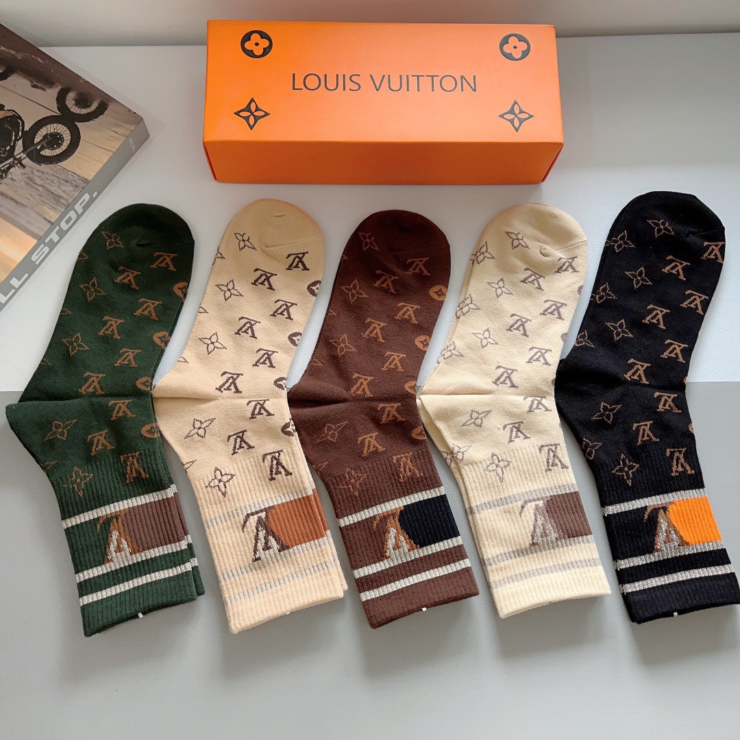 配包装（一盒5双） 🌟 LV 路易威登 超火爆男款中筒袜子，纯棉面料，潮人必备 爆款，经典字母logo长