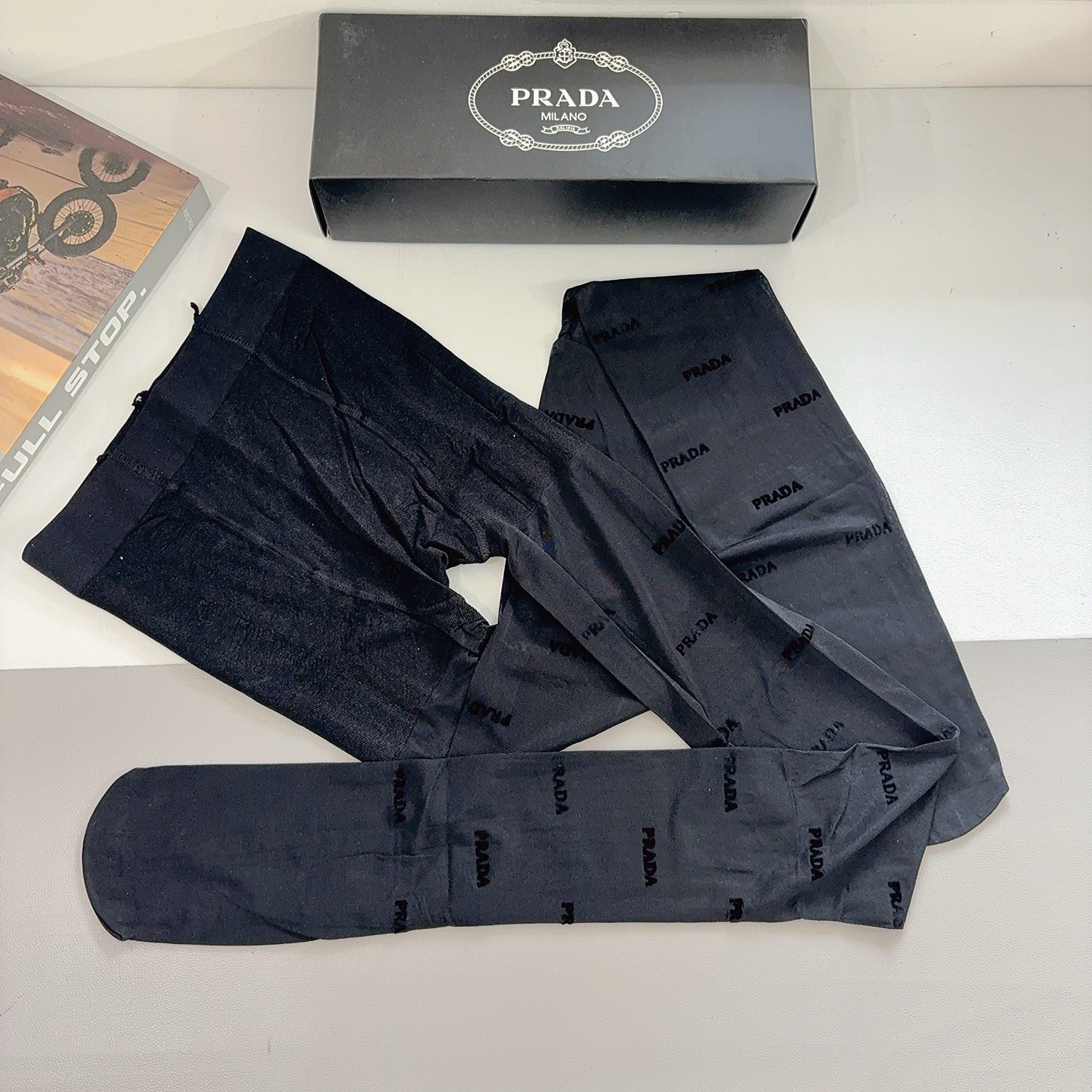 配包装【一盒1双】🌟PRADA 普拉达经典植绒字母丝袜 🌟欧美大牌裤袜🔥一比一高版本制作，可以看得到的工