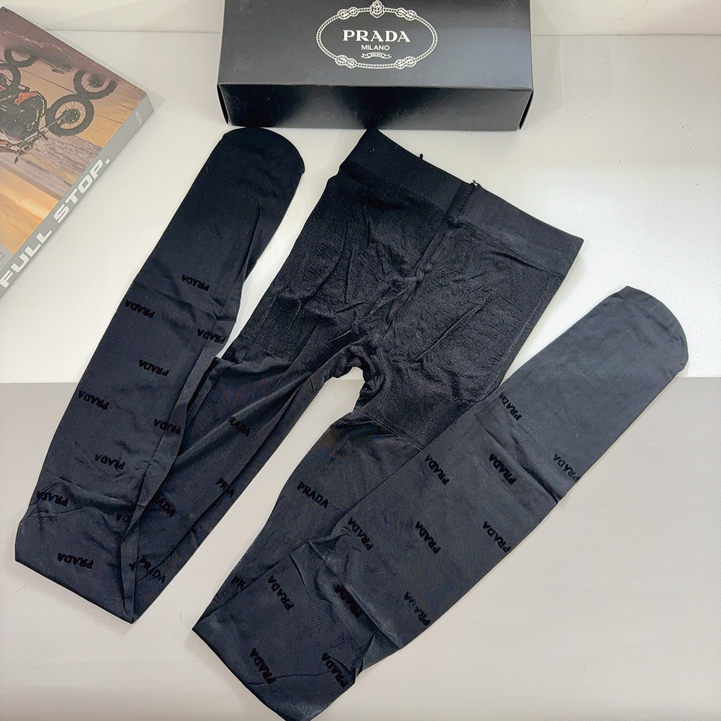 配包装【一盒1双】🌟PRADA 普拉达经典植绒字母丝袜 🌟欧美大牌裤袜🔥一比一高版本制作，可以看得到的工