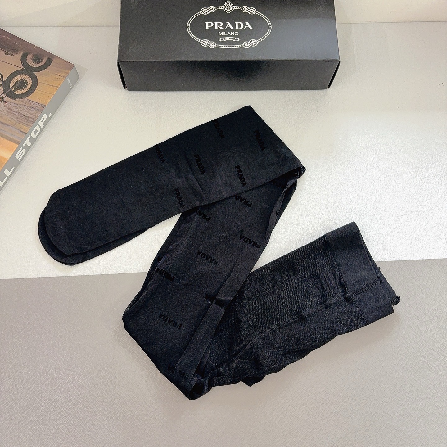 配包装【一盒1双】🌟PRADA 普拉达经典植绒字母丝袜 🌟欧美大牌裤袜🔥一比一高版本制作，可以看得到的工
