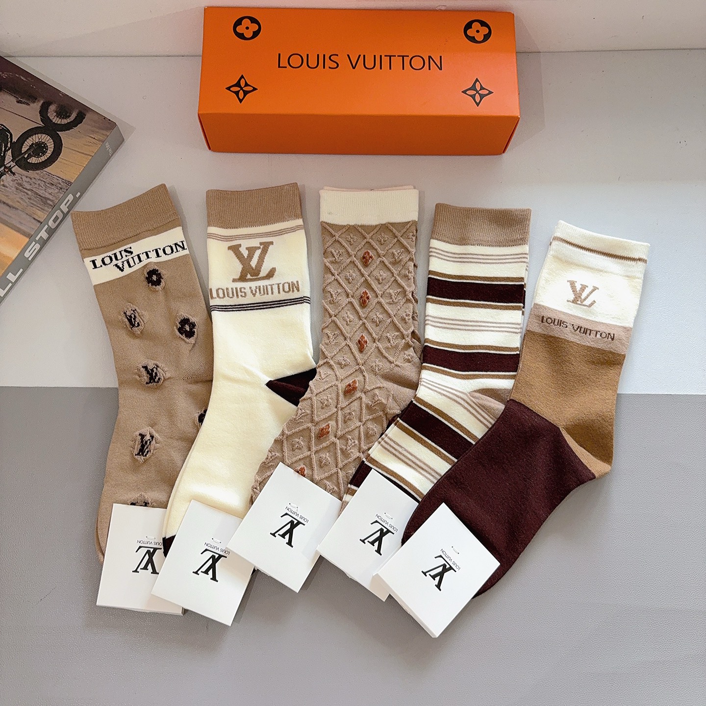 NO:618893,Comes with packaging [5 pairs in a box] LV Louis Vuitton high-quality new long socks recommended by ins stars and internet celebrities. Extremely popular bamboo cotton material, light, soft and breathable, suitable for all seasons, a must-have for the streets of Europe and the United States. Socks, stockings, socks, louis vuitton, louis vuitton, socks19860909配包装【一盒5双】 LV路易威登 高品质新款网红长筒袜子ins明星网红推荐火爆至极竹棉材质,轻薄柔软透气,四季通用,欧美大牌街头必备 袜子,丝袜,袜子,louis vuitton,louis vuitton,socks,accessory