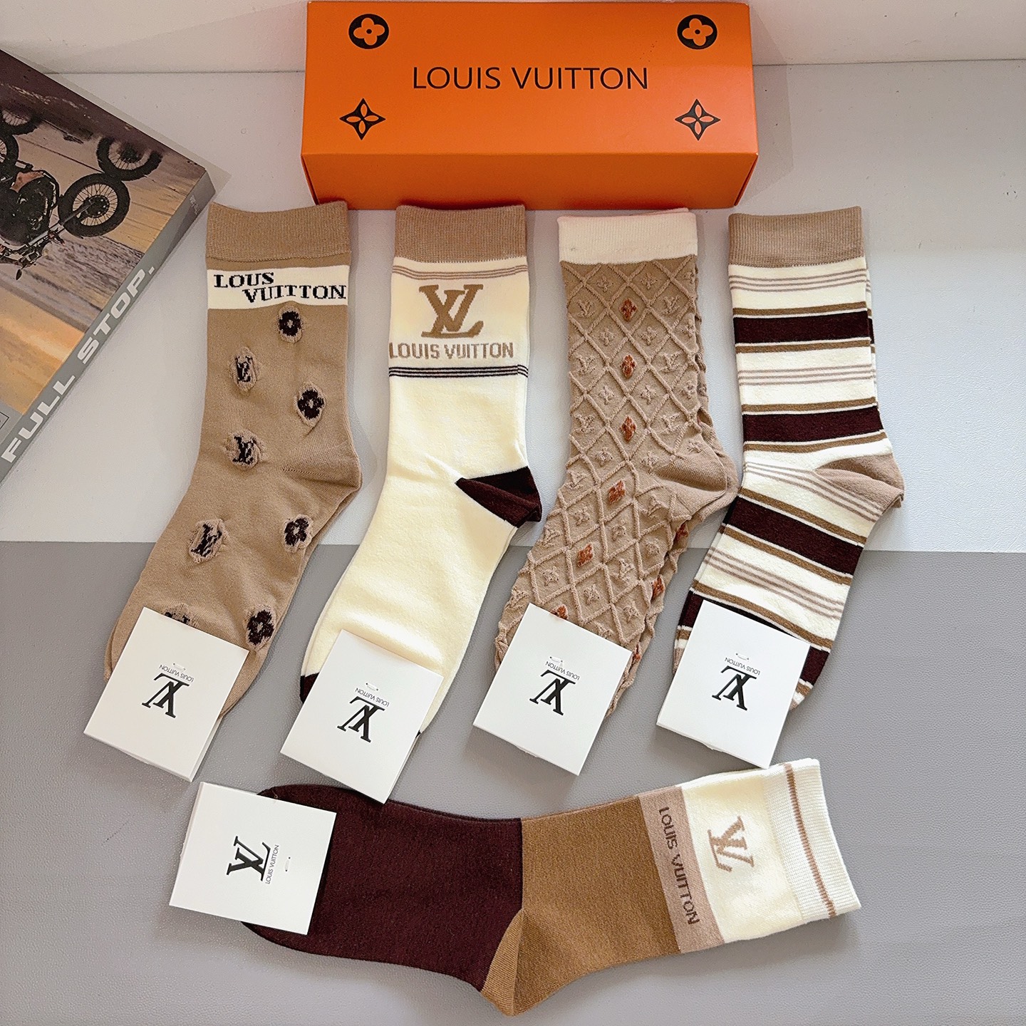 配包装【一盒5双】LV路易威登 高品质🔥新款网红长筒袜子❗️ins明星网红推荐❗️火爆至极🔥竹棉材质，轻
