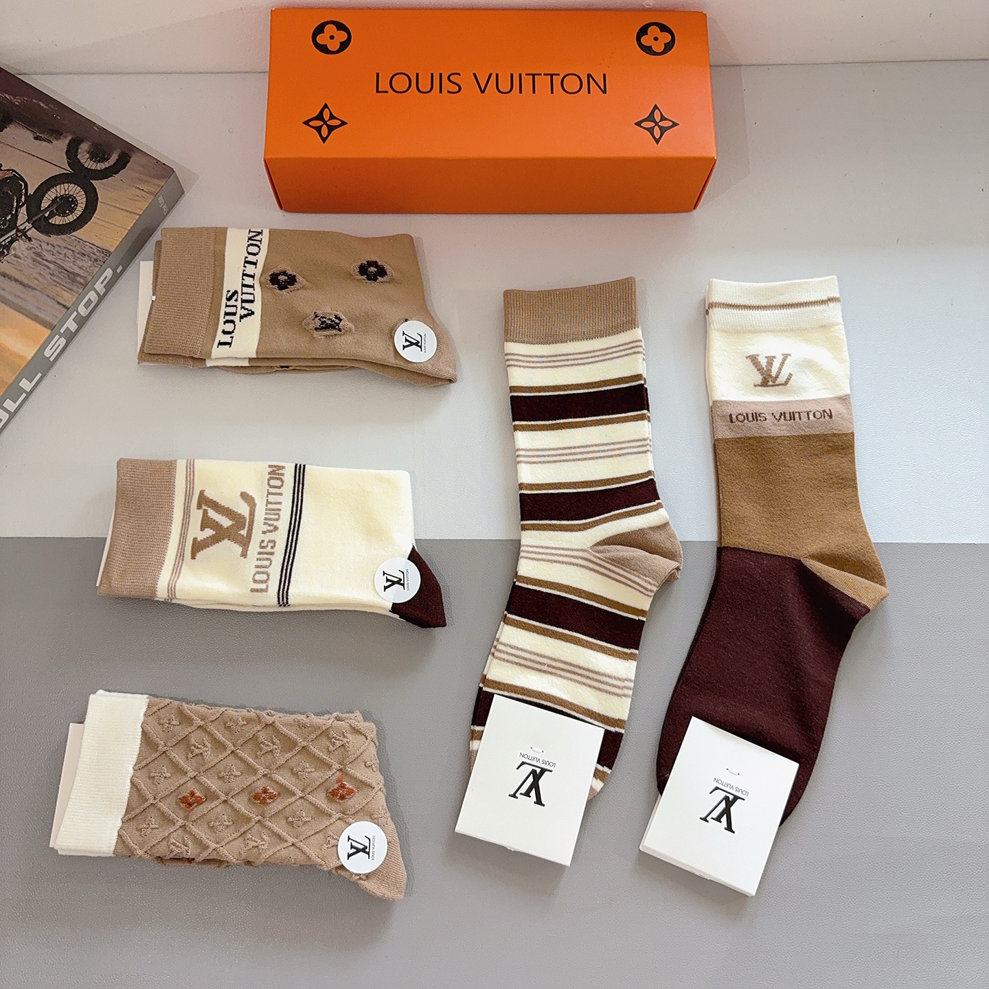 配包装【一盒5双】LV路易威登 高品质🔥新款网红长筒袜子❗️ins明星网红推荐❗️火爆至极🔥竹棉材质，轻