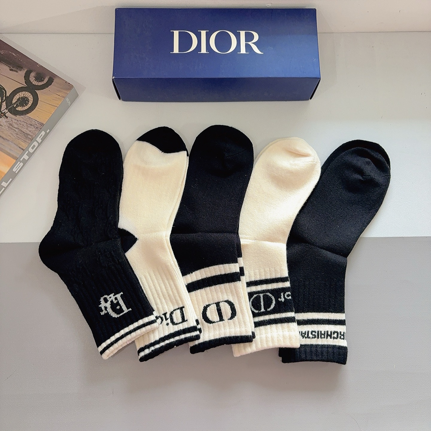配包装（一盒5双）Dior 迪奥新款字母兔绒中筒袜子！经典字母专柜同步袜子，超柔软材质大牌出街，潮人必备