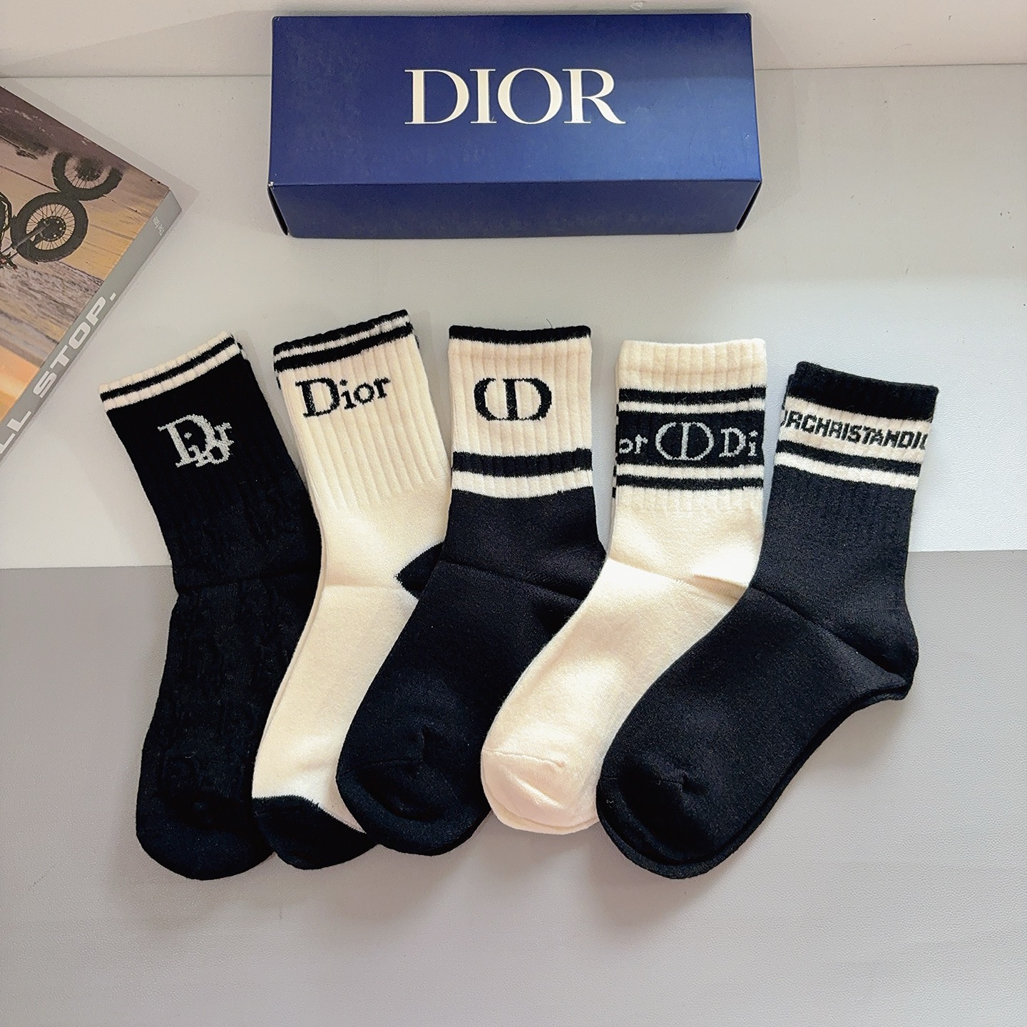 NO:618897,Comes with packaging (5 pairs in a box) Dior’s new alphabet rabbit velvet mid-calf socks!  Classic letter counter synchronous socks, super soft material, big-name streetwear, fashionable people must-have super easy-to-match socks, stockings, socks, dior, dior, socks19860909配包装（一盒5双） Dior 迪奥新款字母兔绒中筒袜子！经典字母专柜同步袜子,超柔软材质大牌出街,潮人必备超好搭袜子,丝袜,袜子,dior,dior,socks,accessory