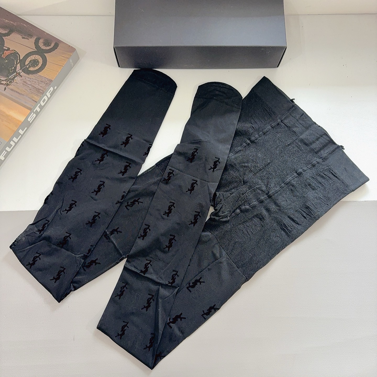 配包装【一盒1双】 圣罗兰 经典植绒字母丝袜 🌟欧美大牌裤袜🔥一比一高版本制作，可以看得到的工艺！潮人秋