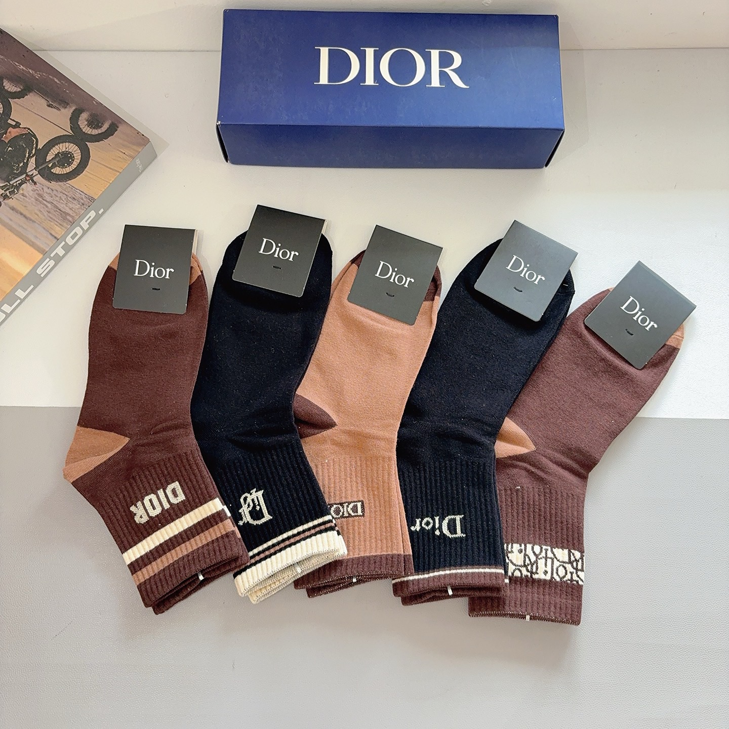 配包装（一盒5双） Dior 迪奥 新款中筒男款袜子，纯棉面料，潮人必备 ，经典个性时尚百搭款，你值得拥